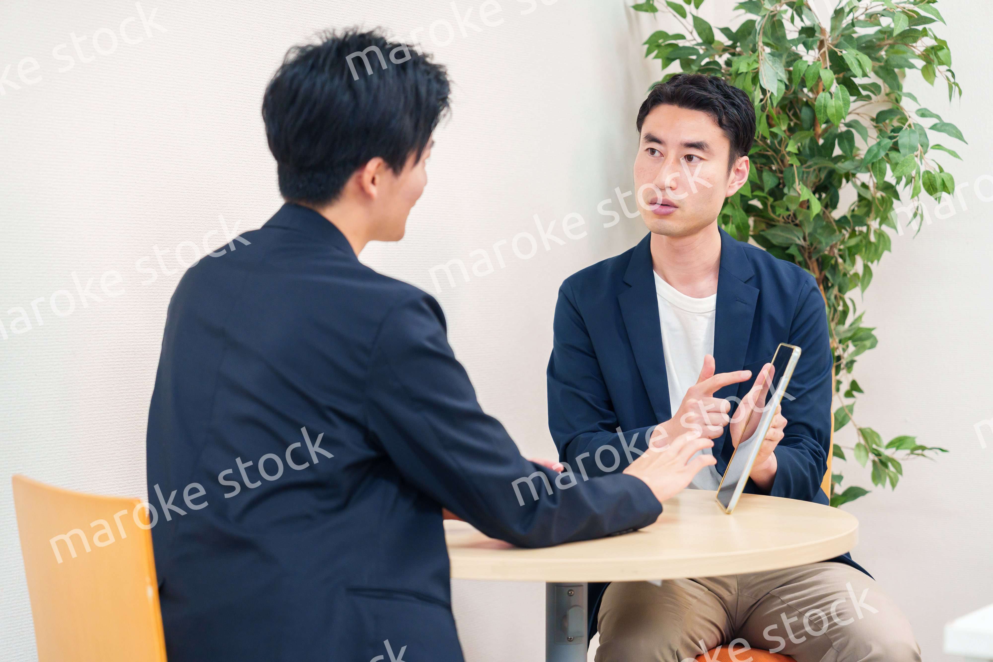 ビジネスカジュアルで働く男性のビジネスマン