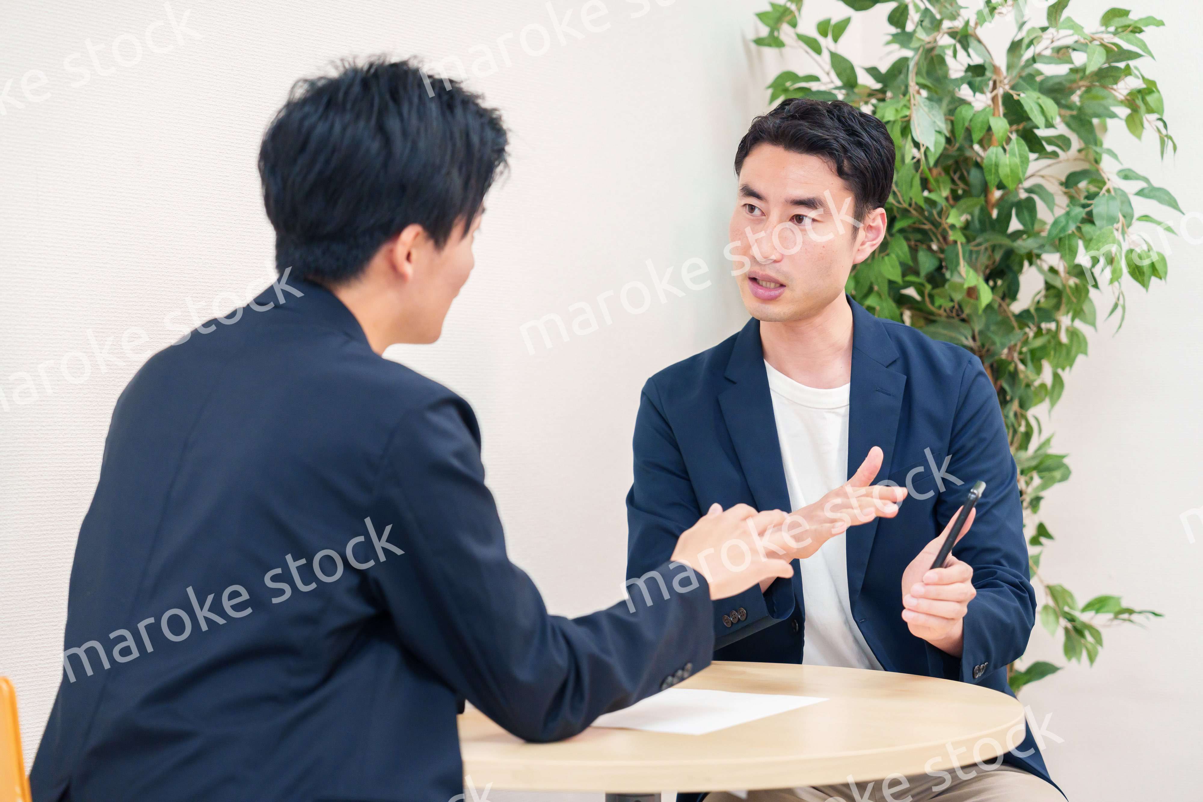 ビジネスカジュアルで働く男性のビジネスマン