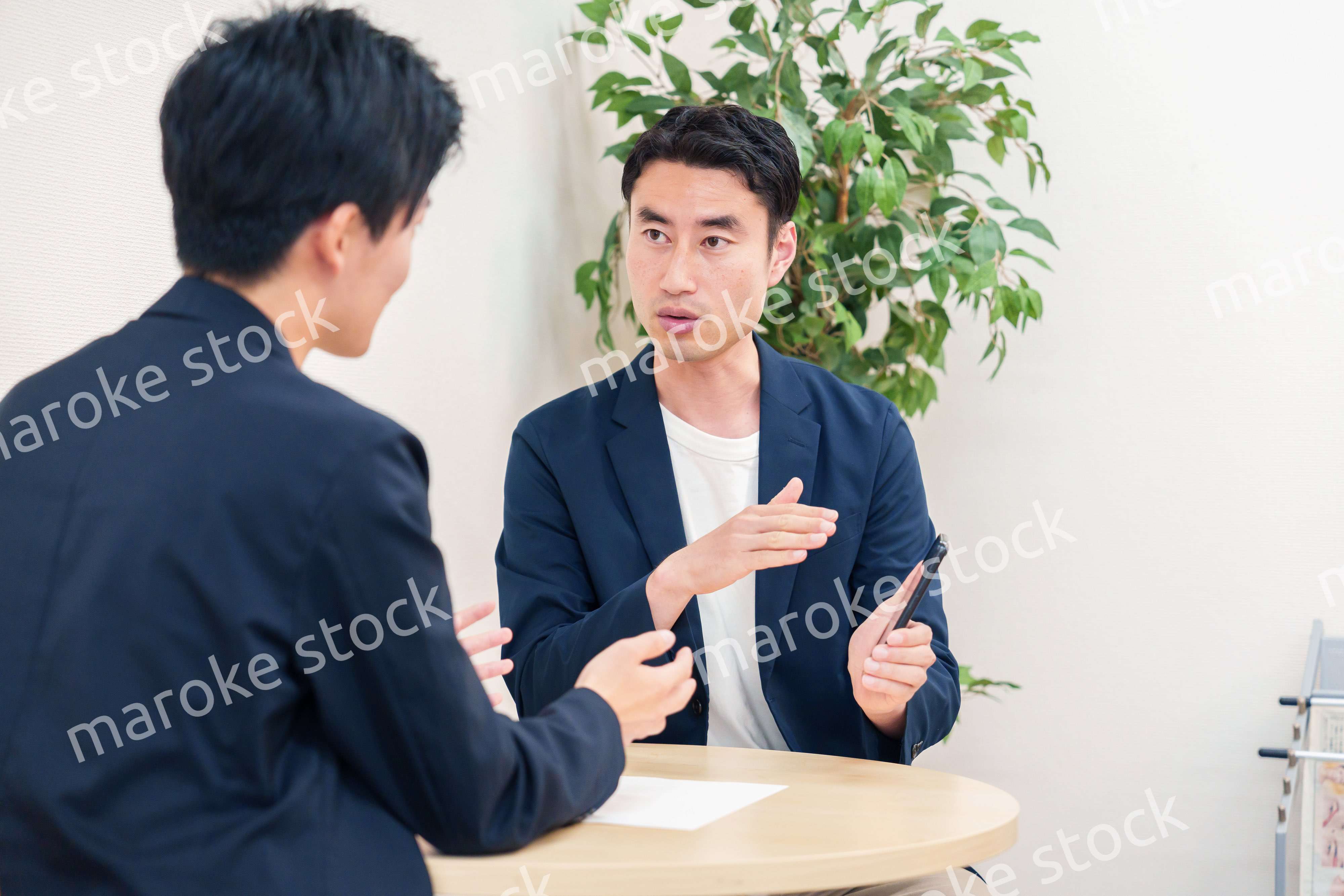 ビジネスカジュアルで働く男性のビジネスマン