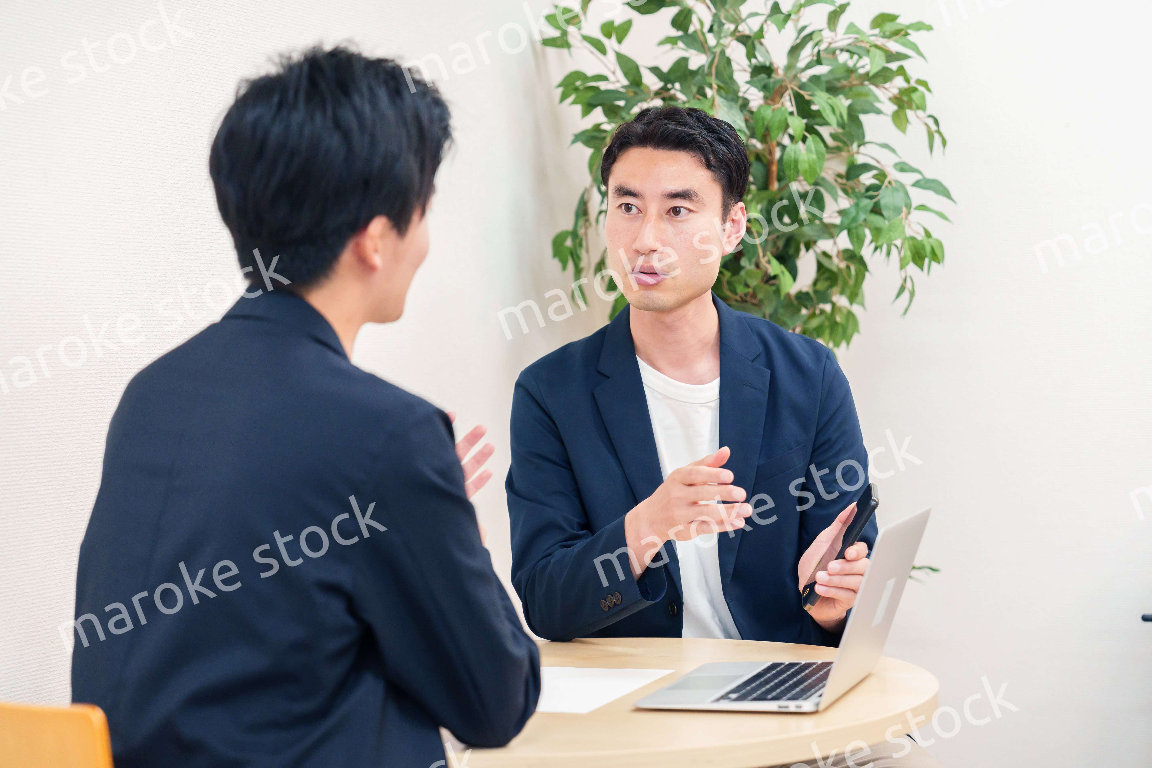 ビジネスカジュアルで働く男性のビジネスマン