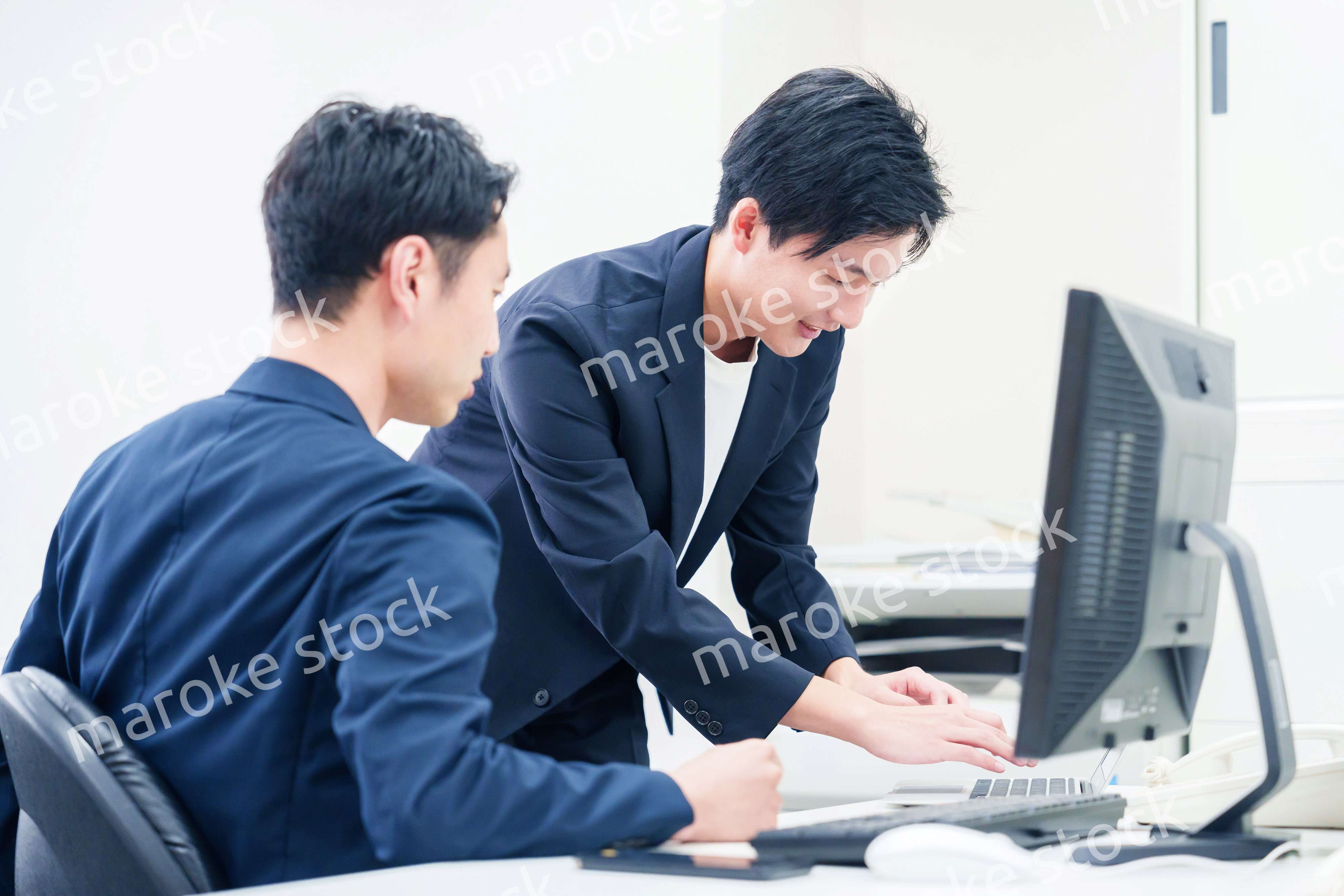 ビジネスカジュアルで働く男性のビジネスマン