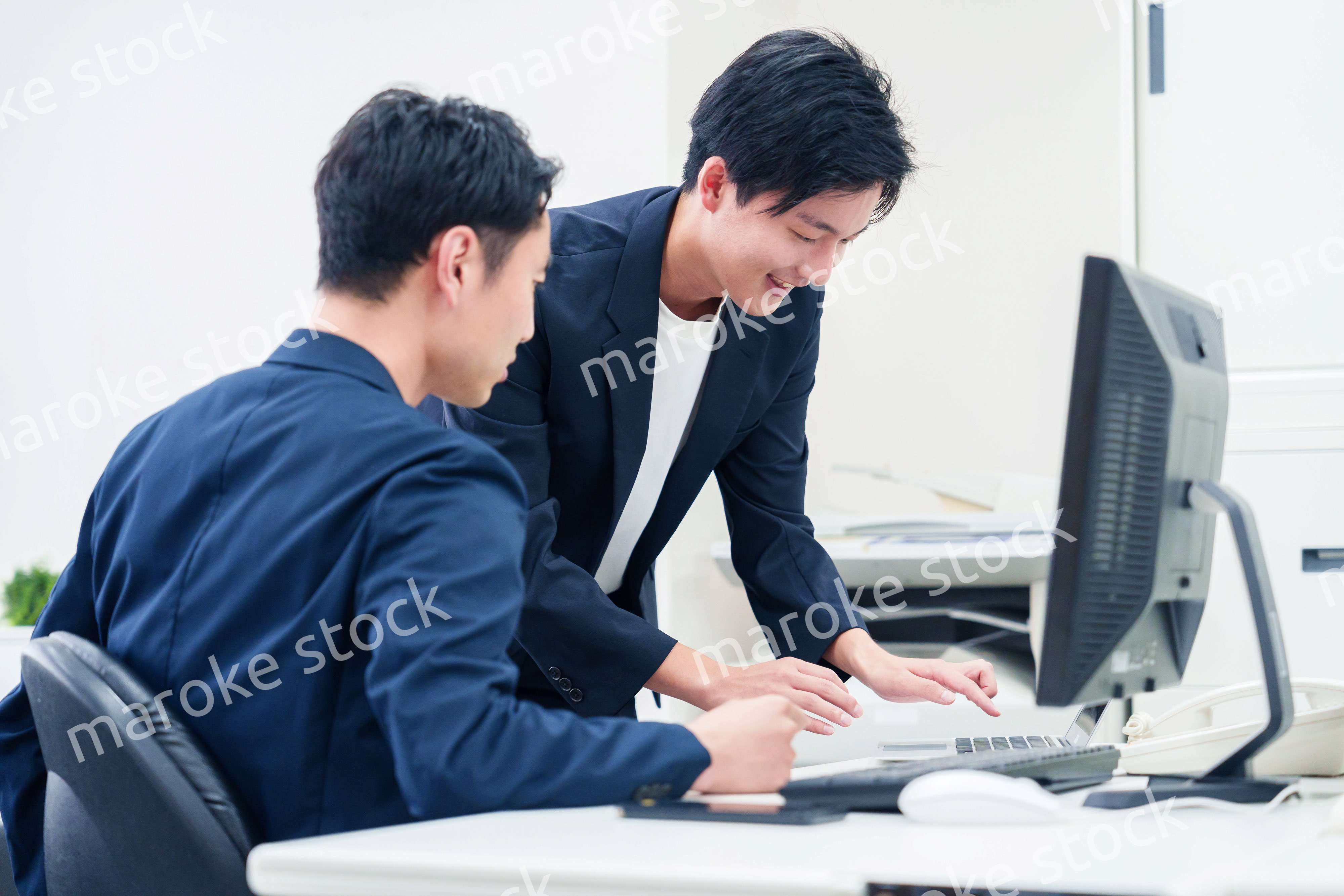 ビジネスカジュアルで働く男性のビジネスマン