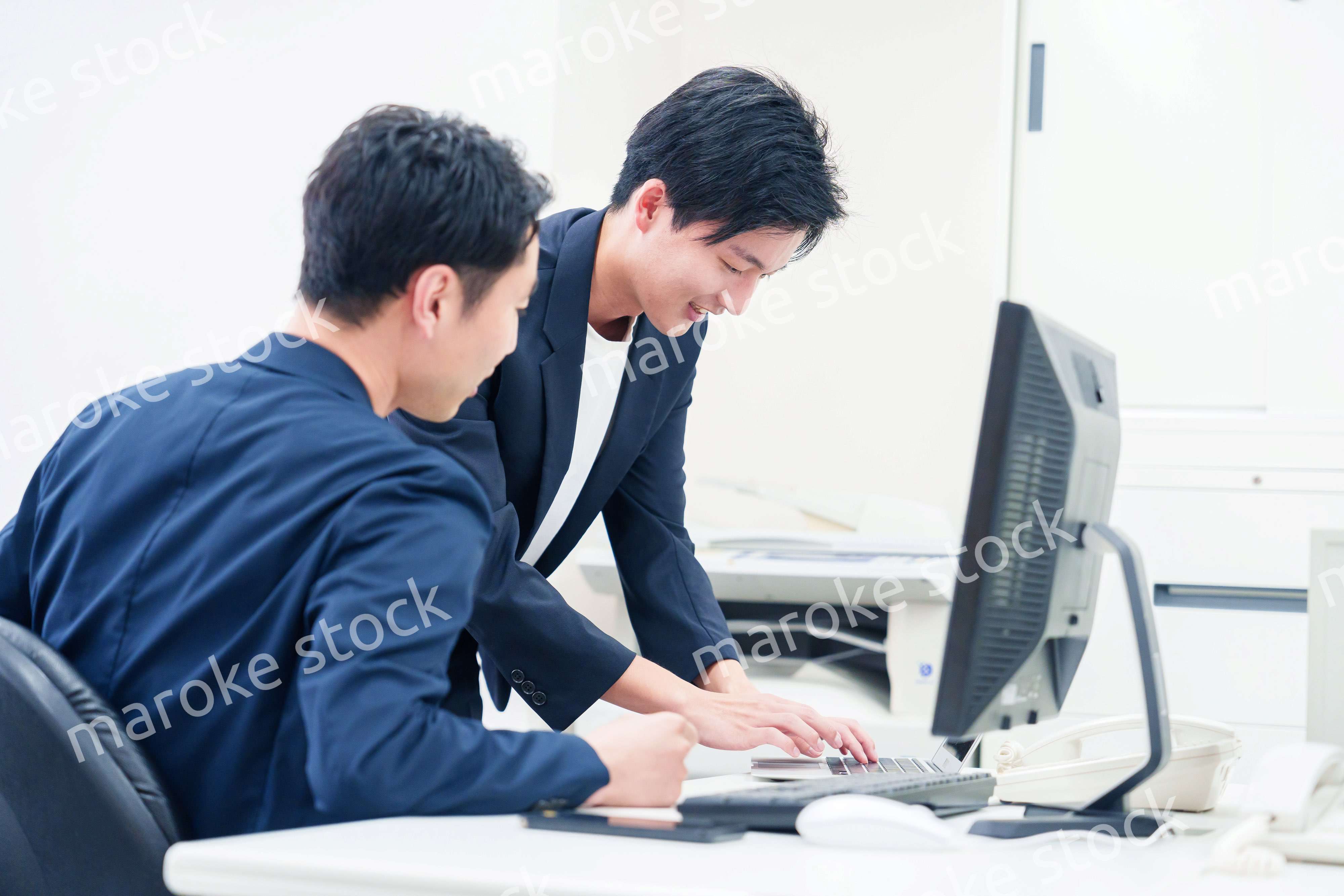 ビジネスカジュアルで働く男性のビジネスマン