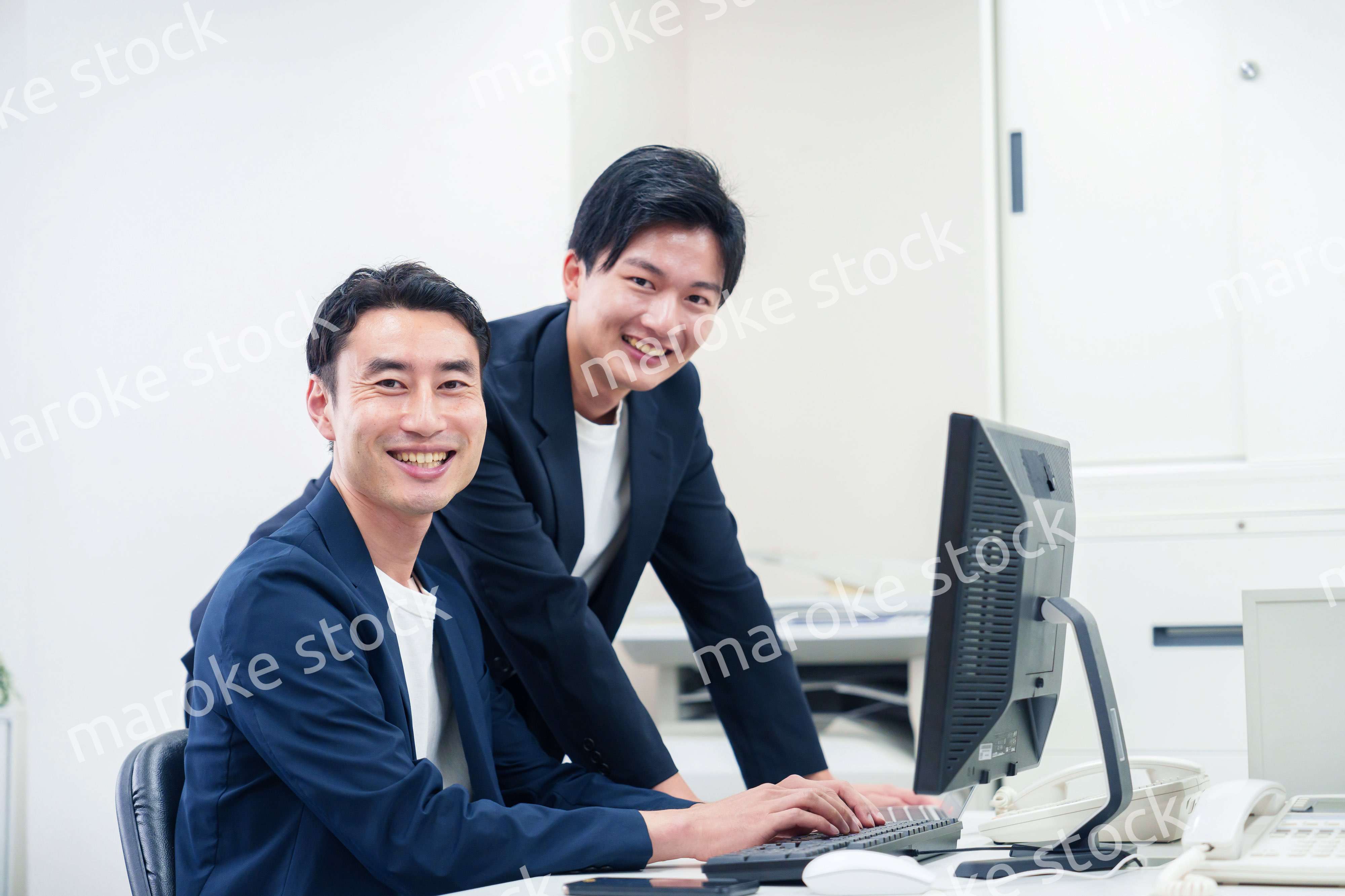 ビジネスカジュアルで働く男性のビジネスマン