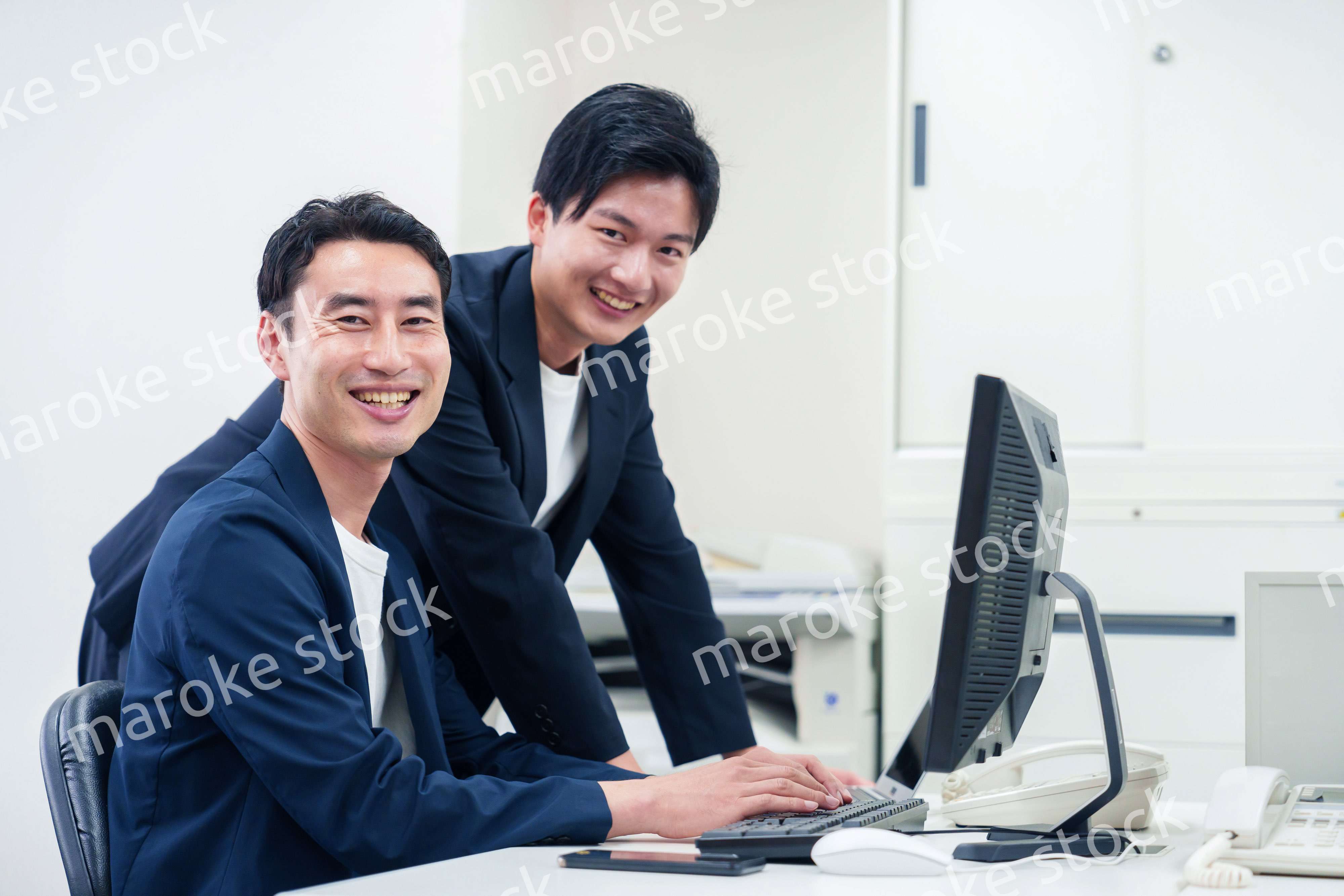 ビジネスカジュアルで働く男性のビジネスマン