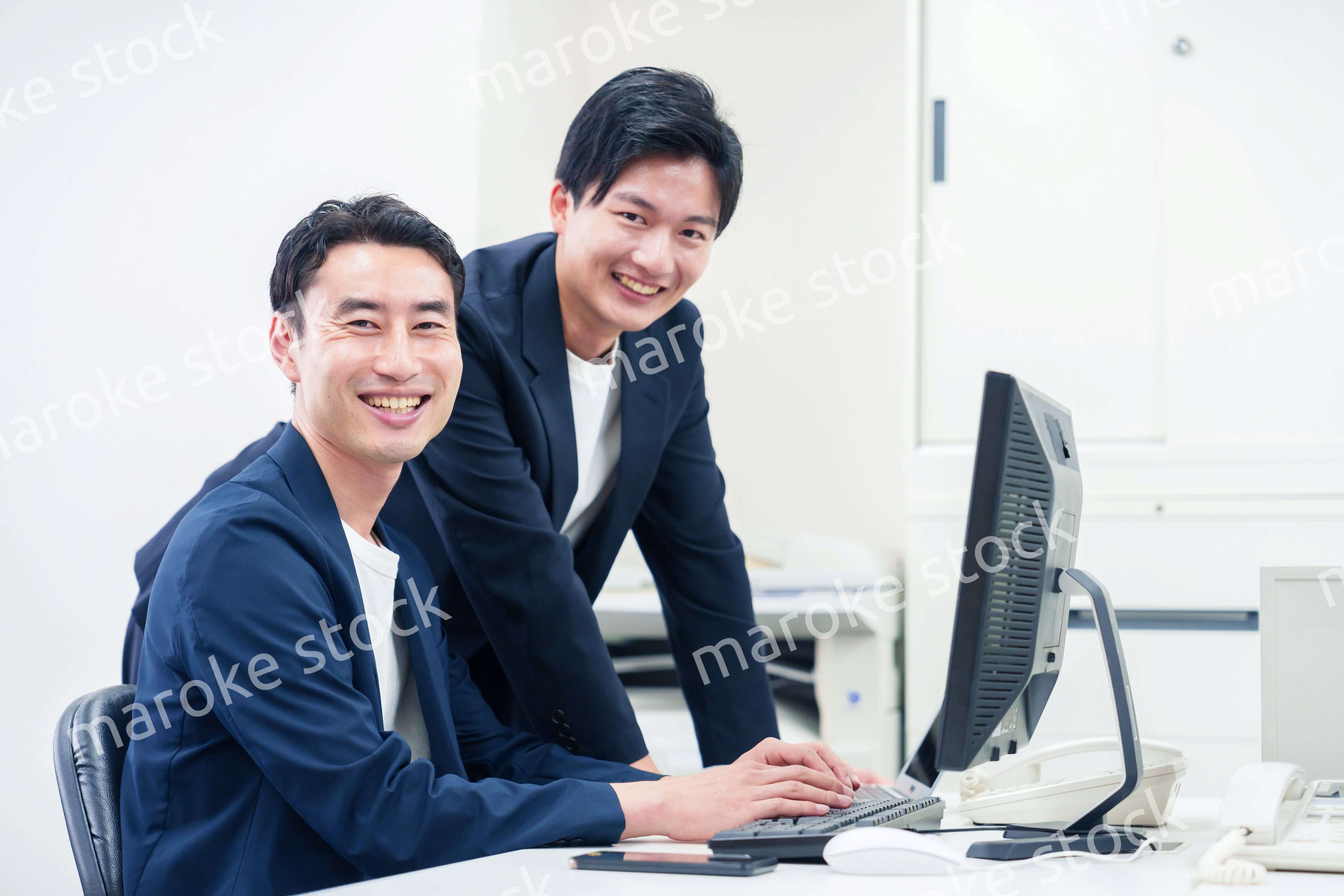 ビジネスカジュアルで働く男性のビジネスマン