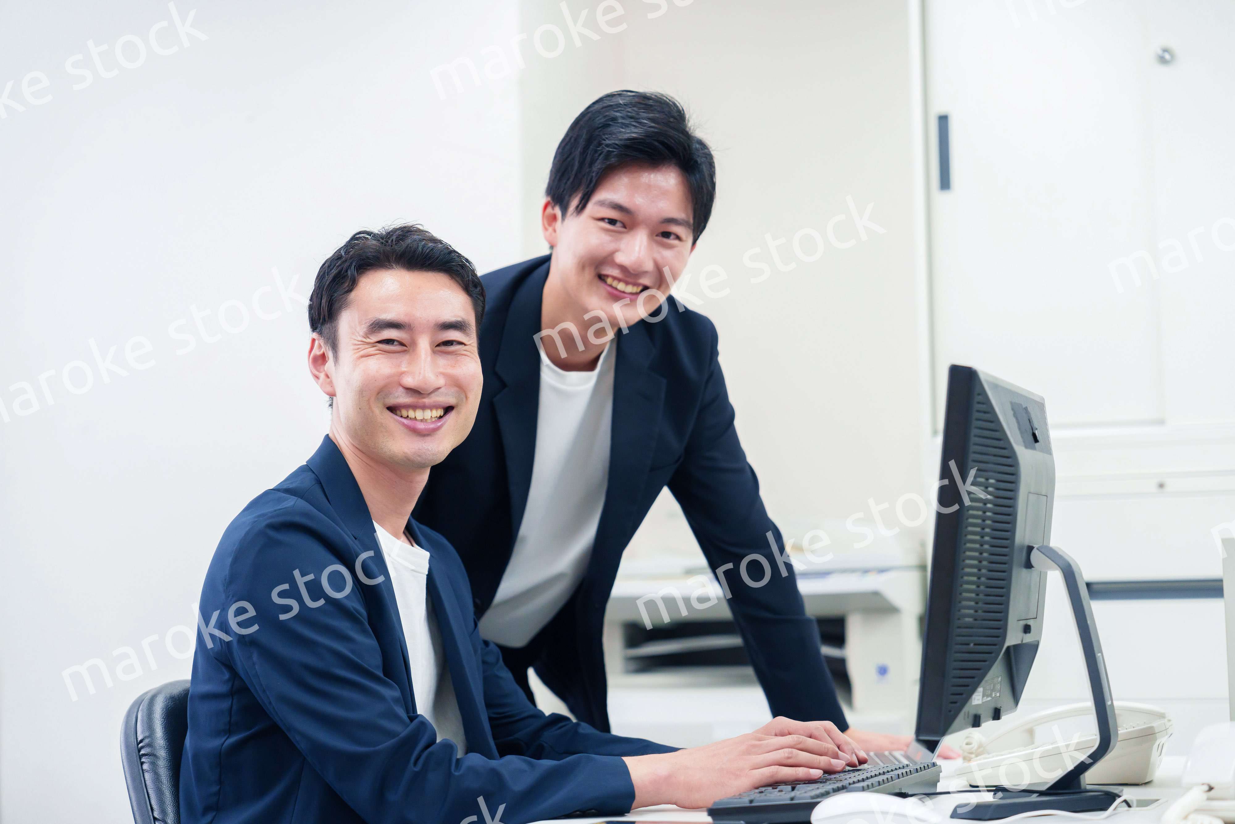 ビジネスカジュアルで働く男性のビジネスマン