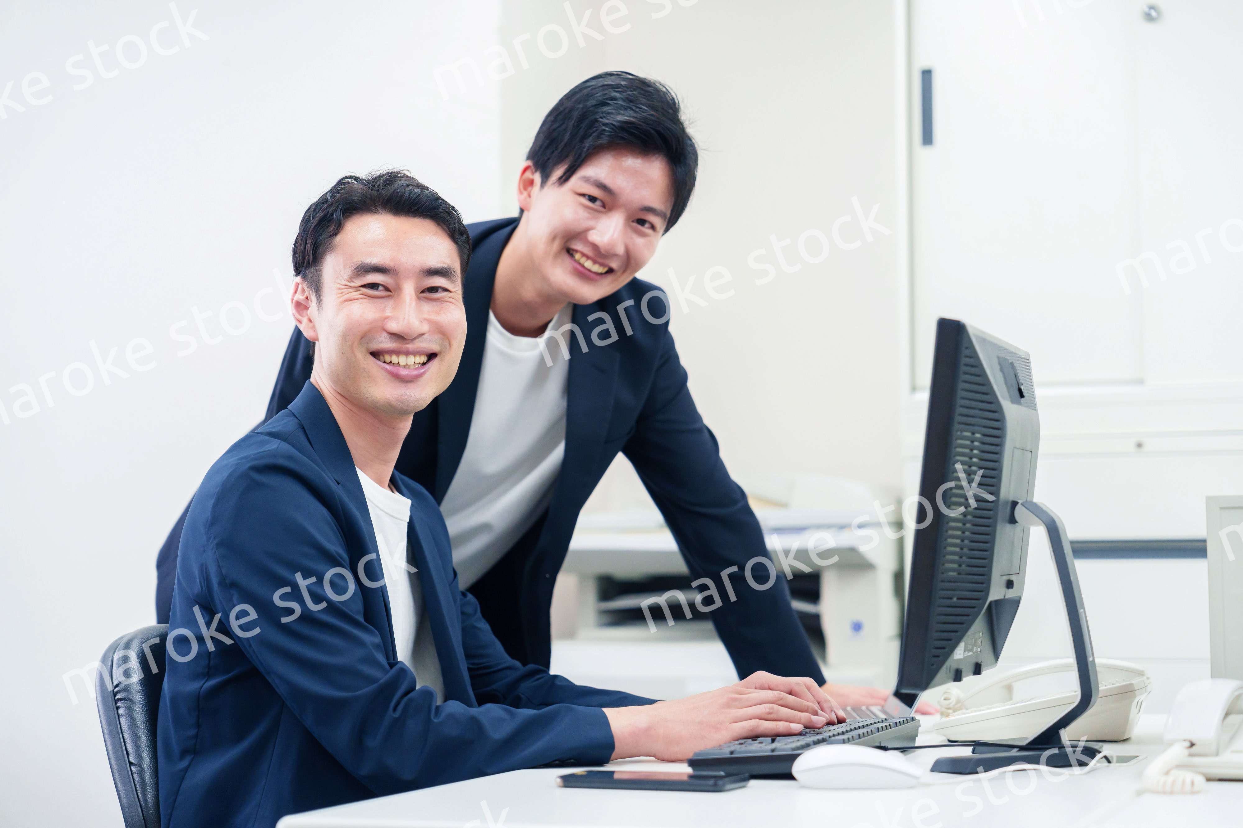 ビジネスカジュアルで働く男性のビジネスマン