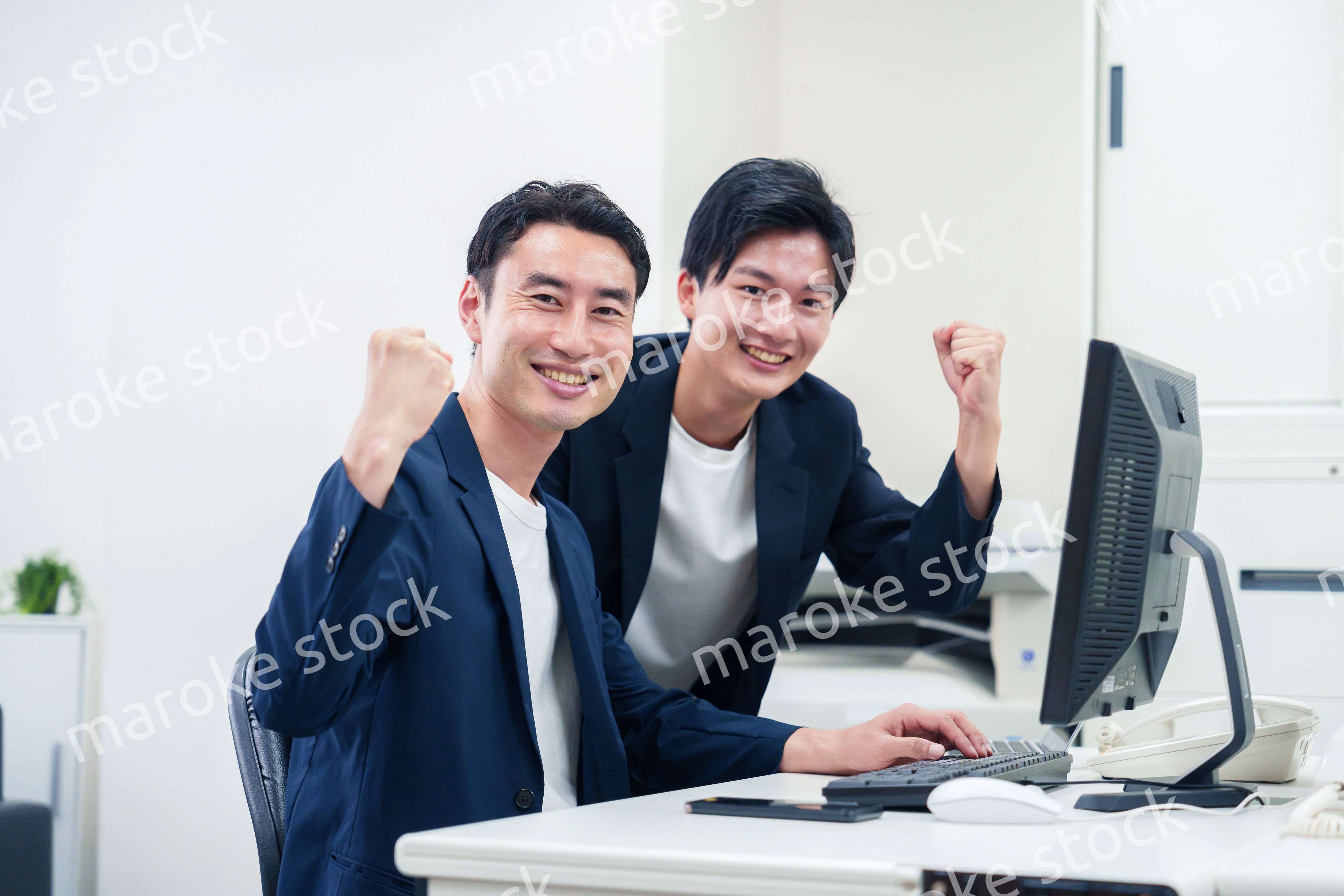 ビジネスカジュアルで働く男性のビジネスマン