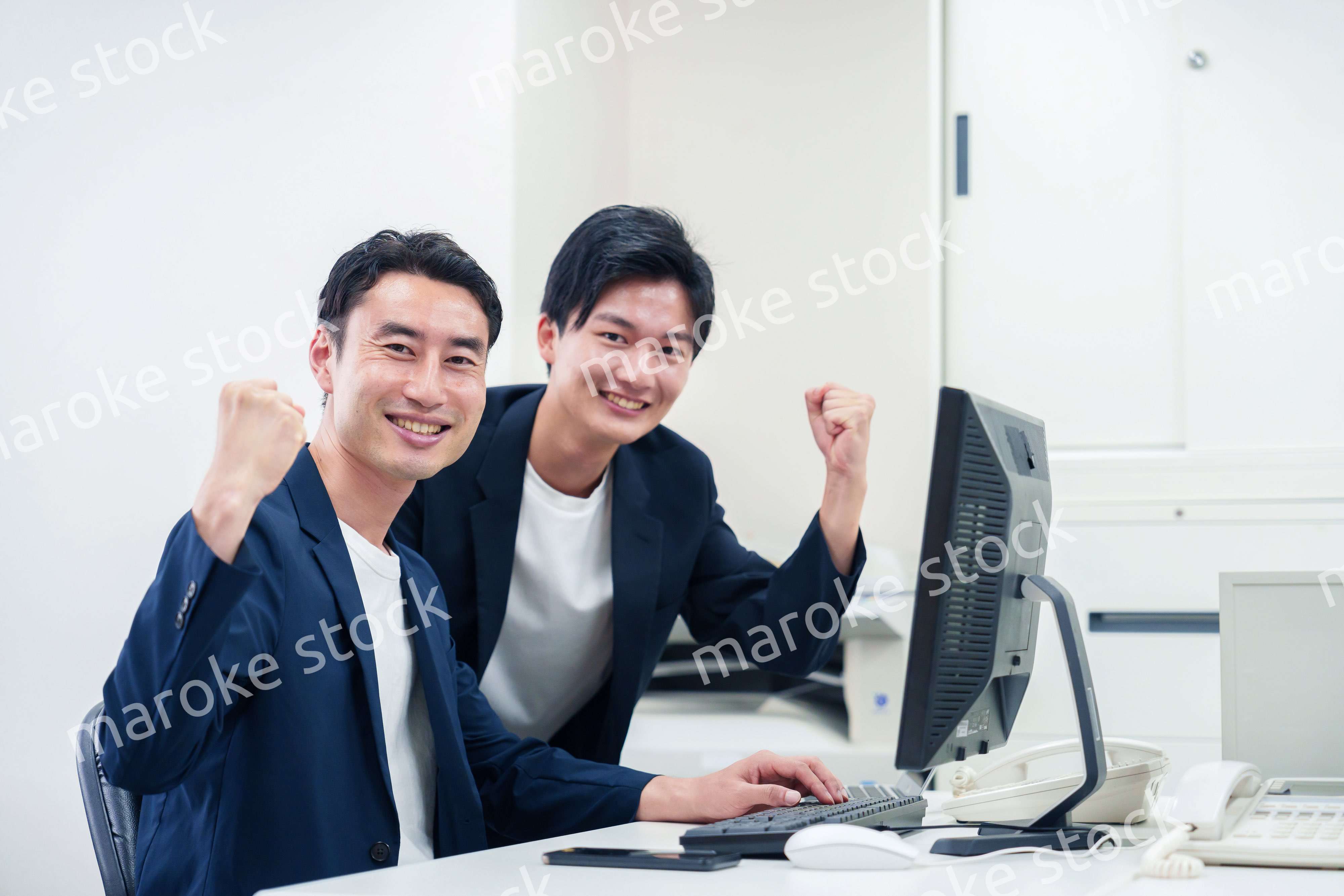 ビジネスカジュアルで働く男性のビジネスマン