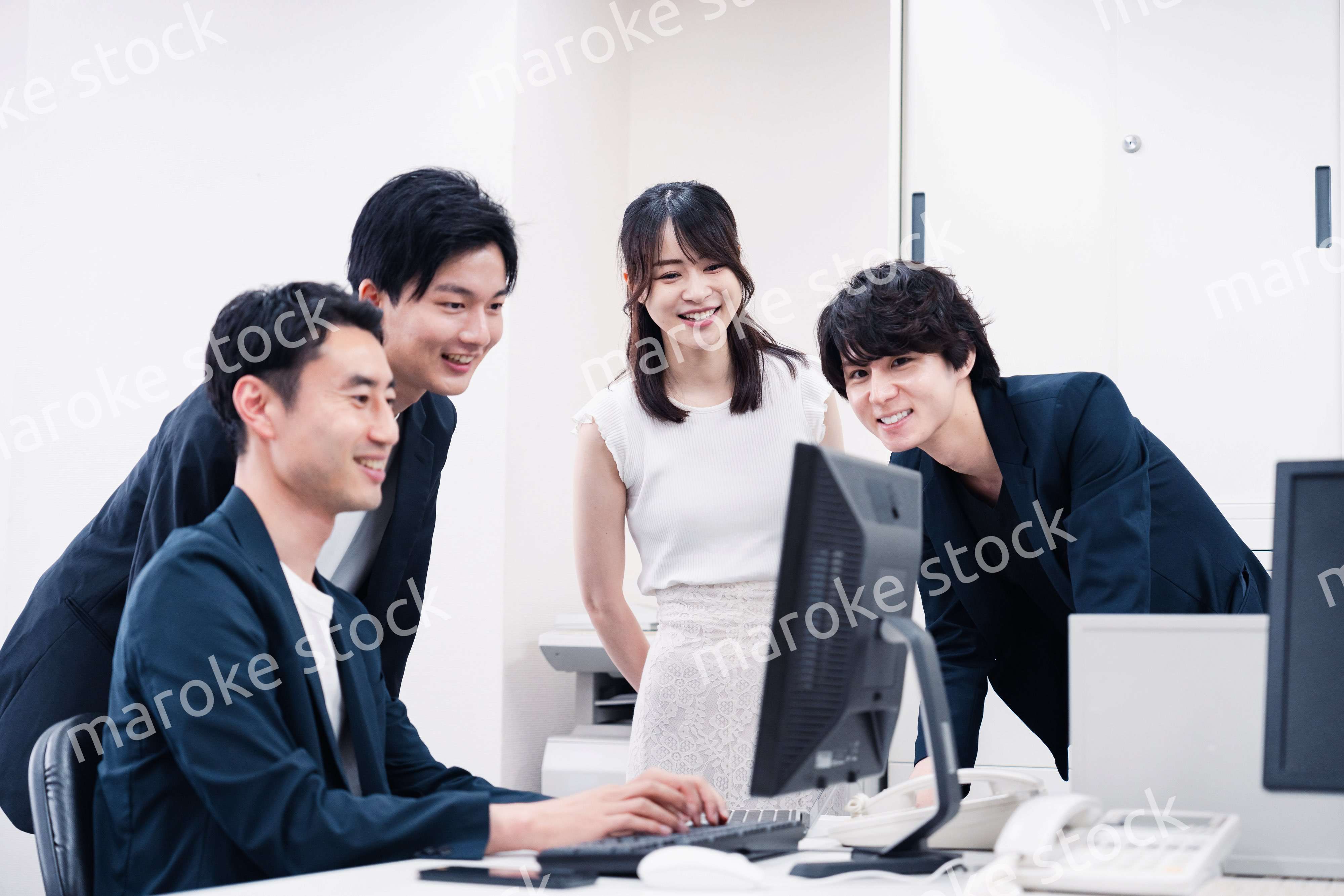 若い社員が中心で活躍するオフィス