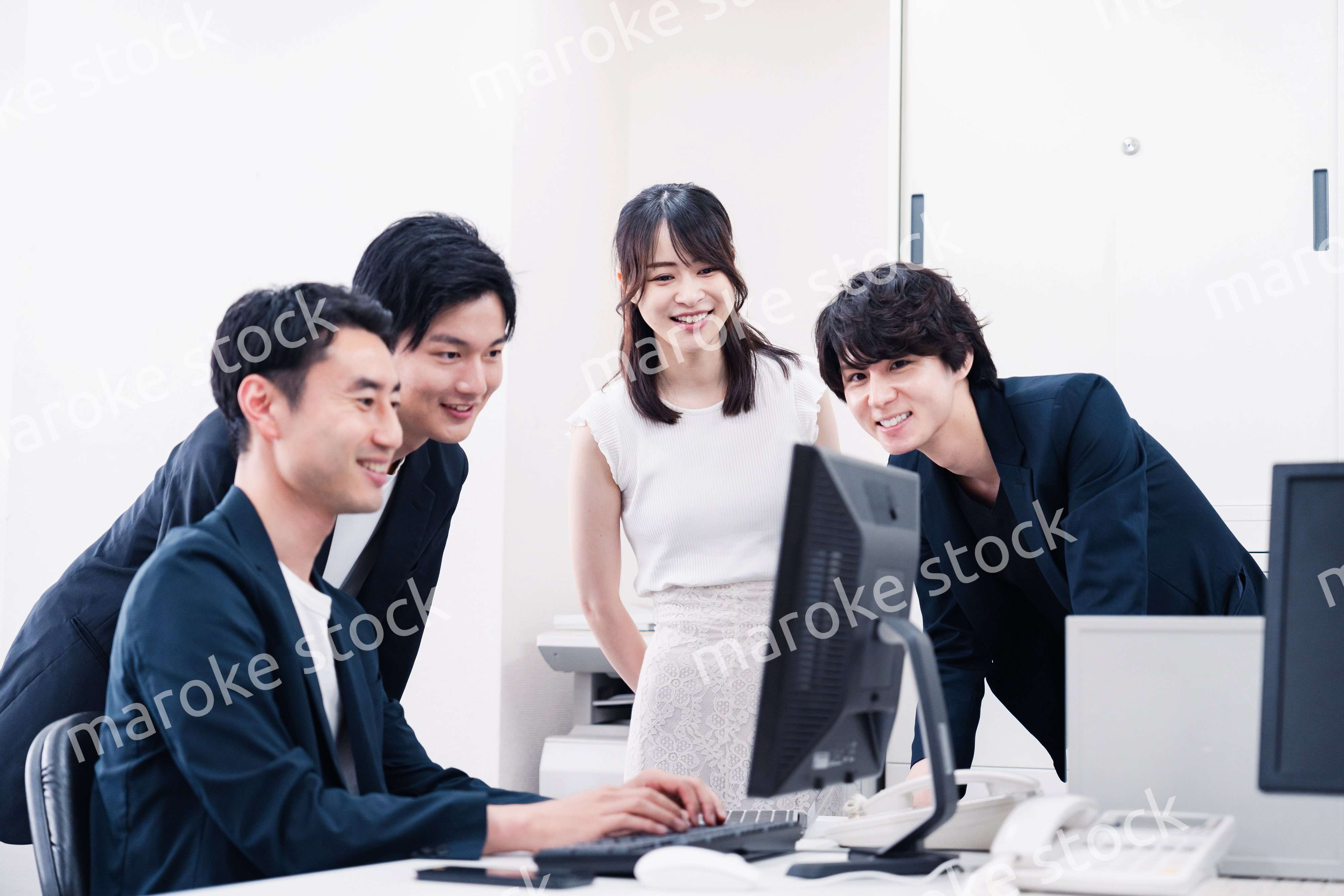 若い社員が中心で活躍するオフィス