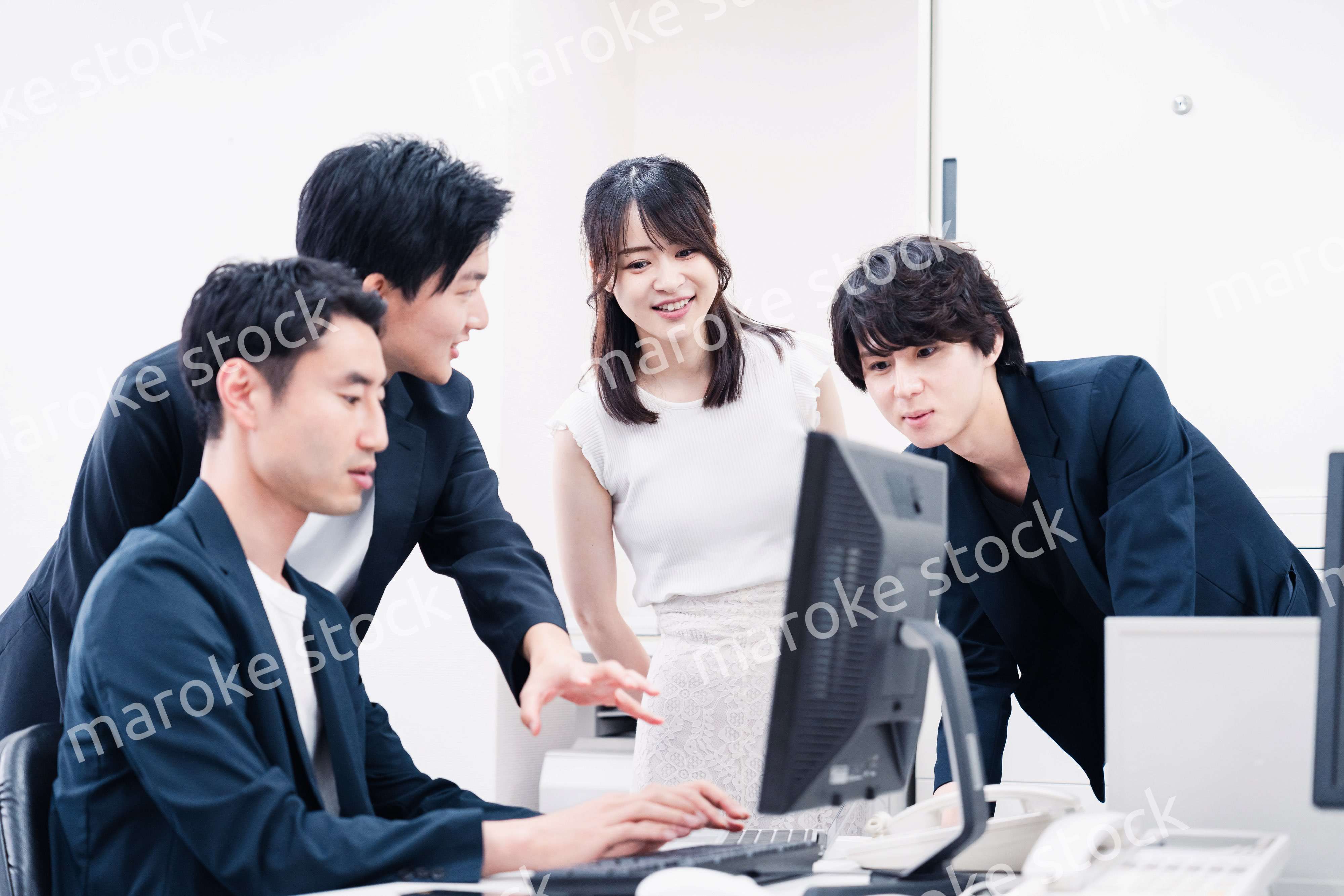 若い社員が中心で活躍するオフィス