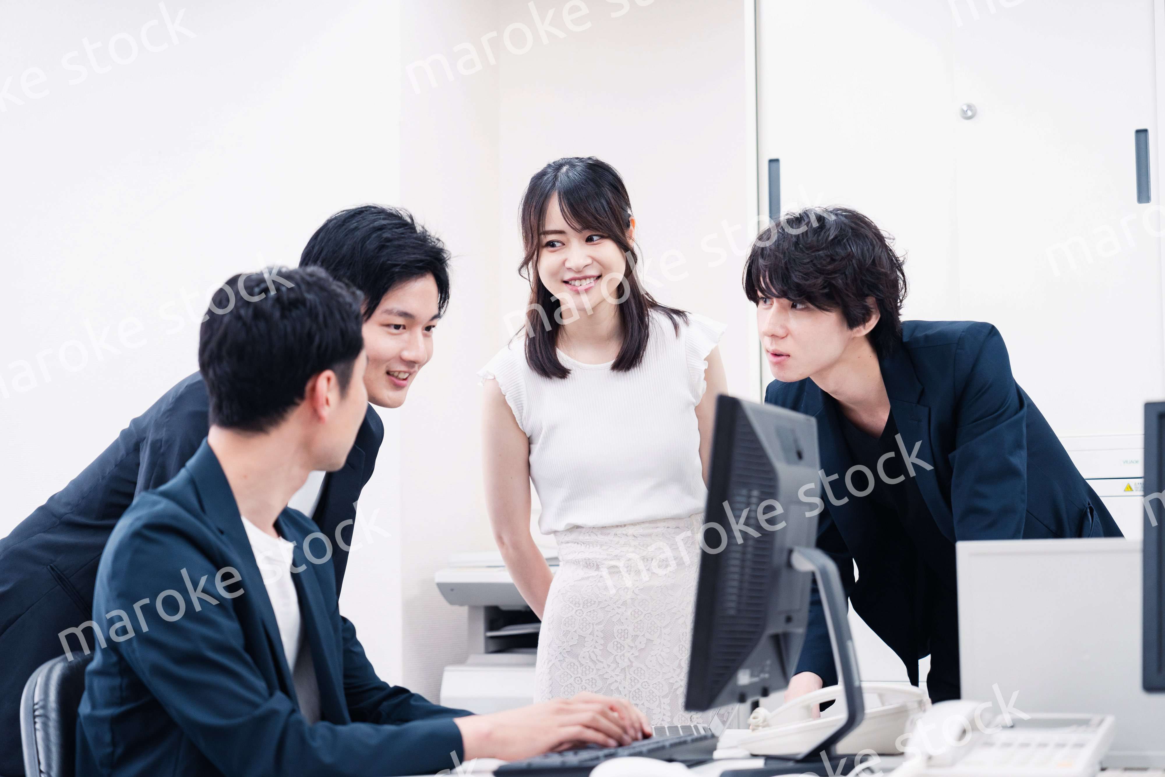 若い社員が中心で活躍するオフィス