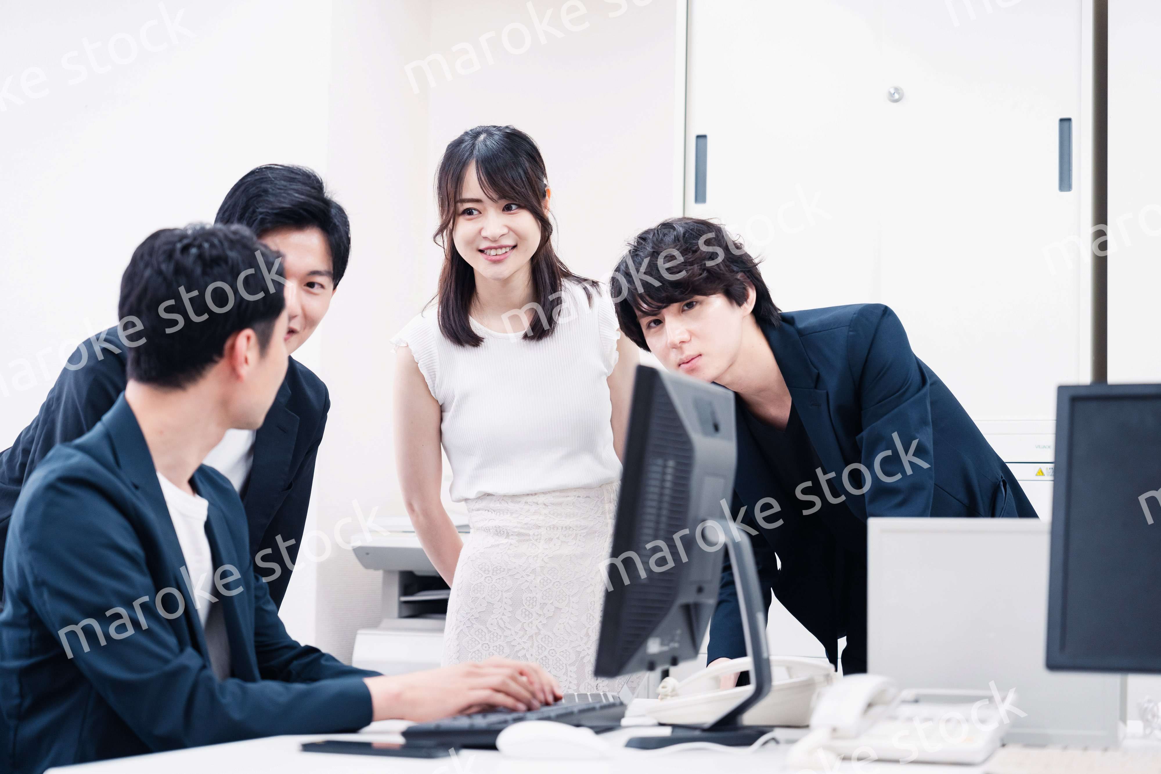 若い社員が中心で活躍するオフィス