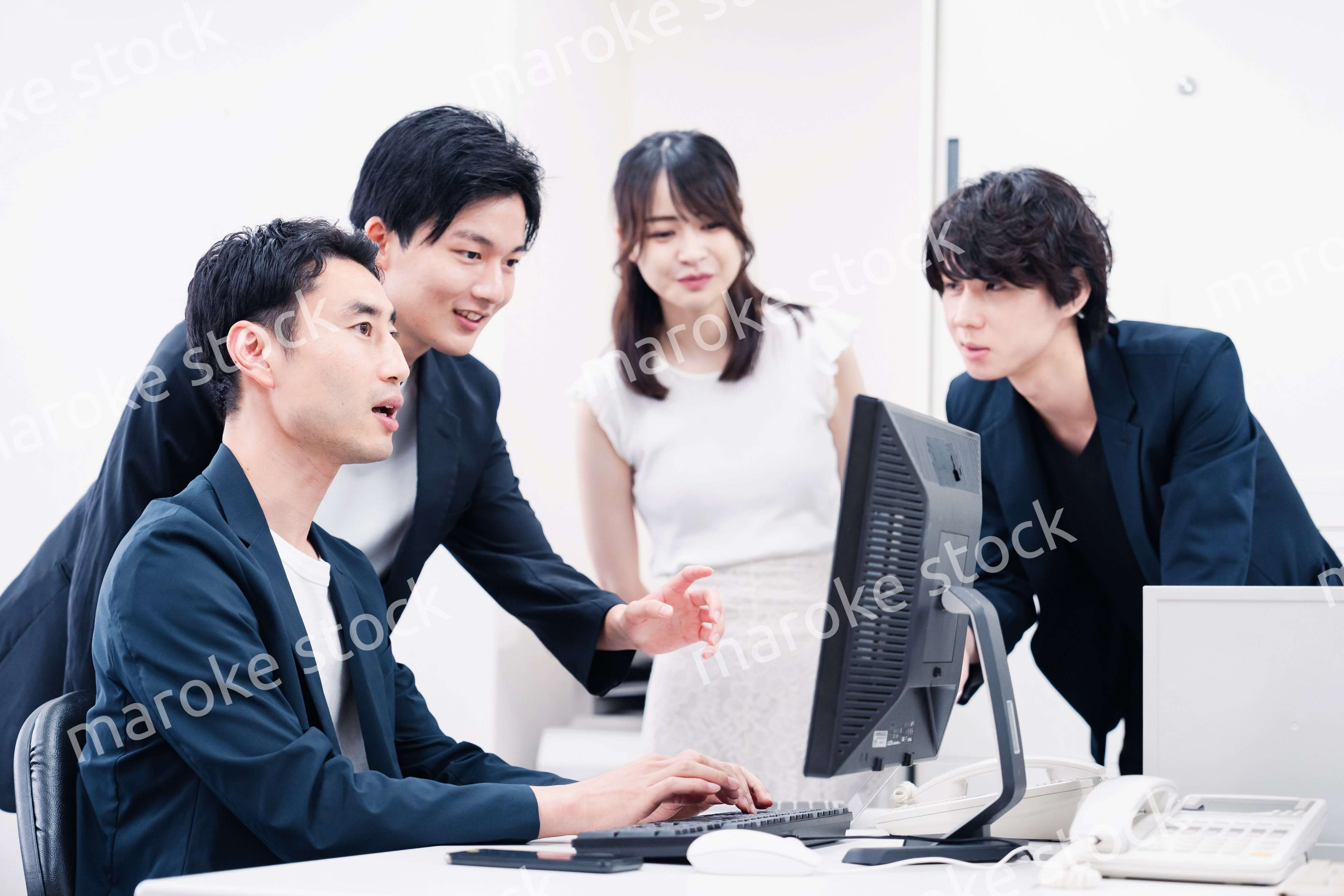 若い社員が中心で活躍するオフィス