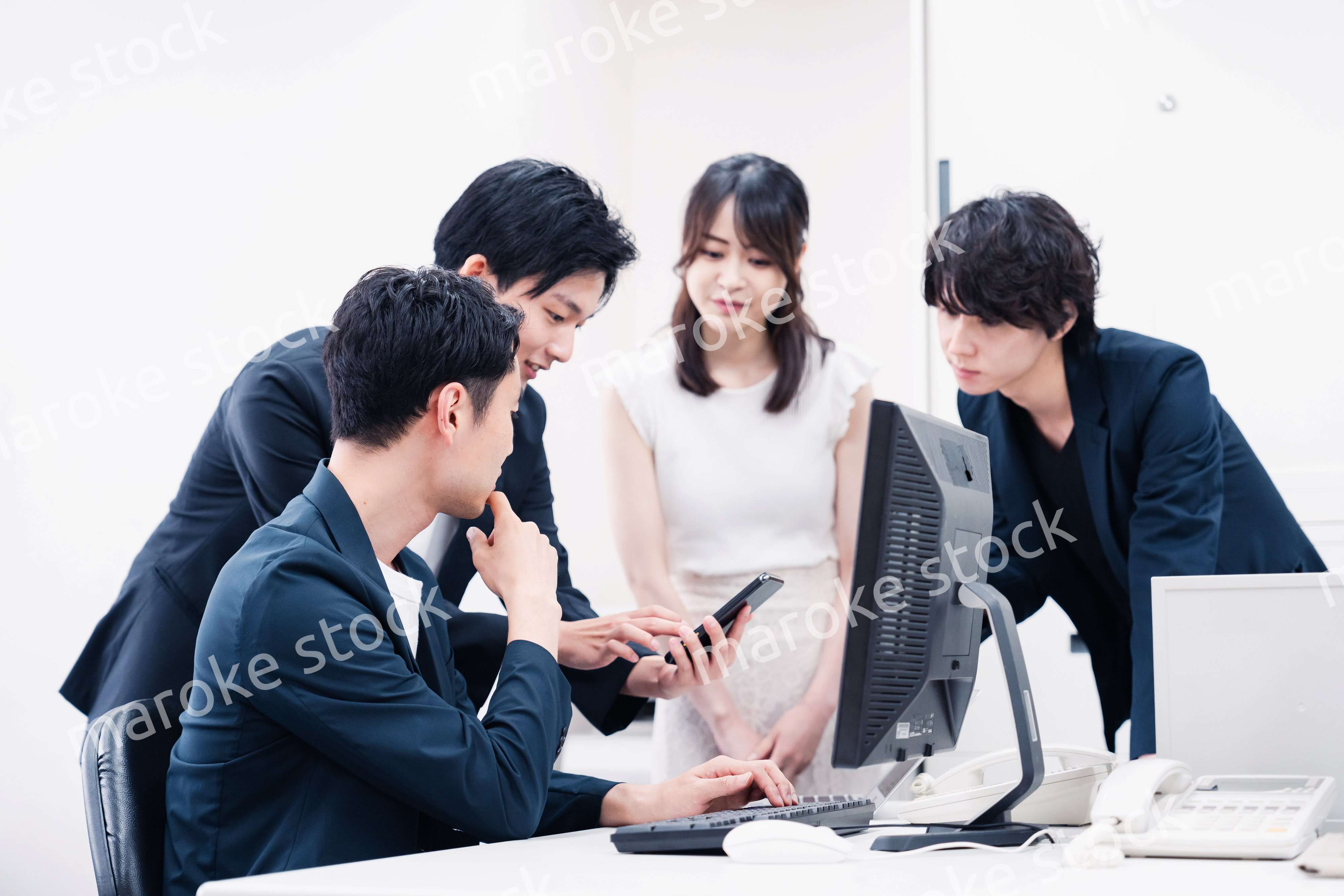 若い社員が中心で活躍するオフィス