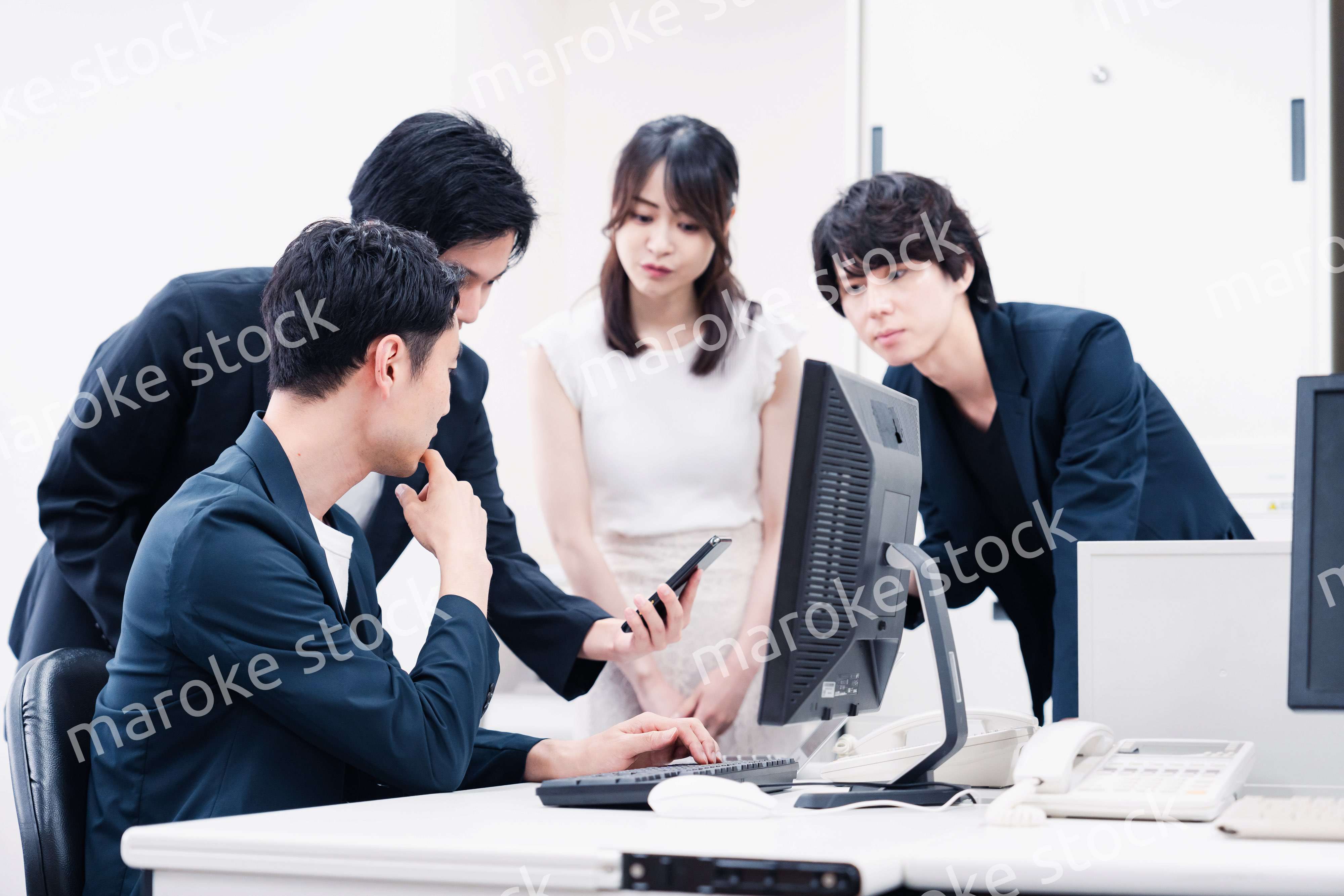 若い社員が中心で活躍するオフィス