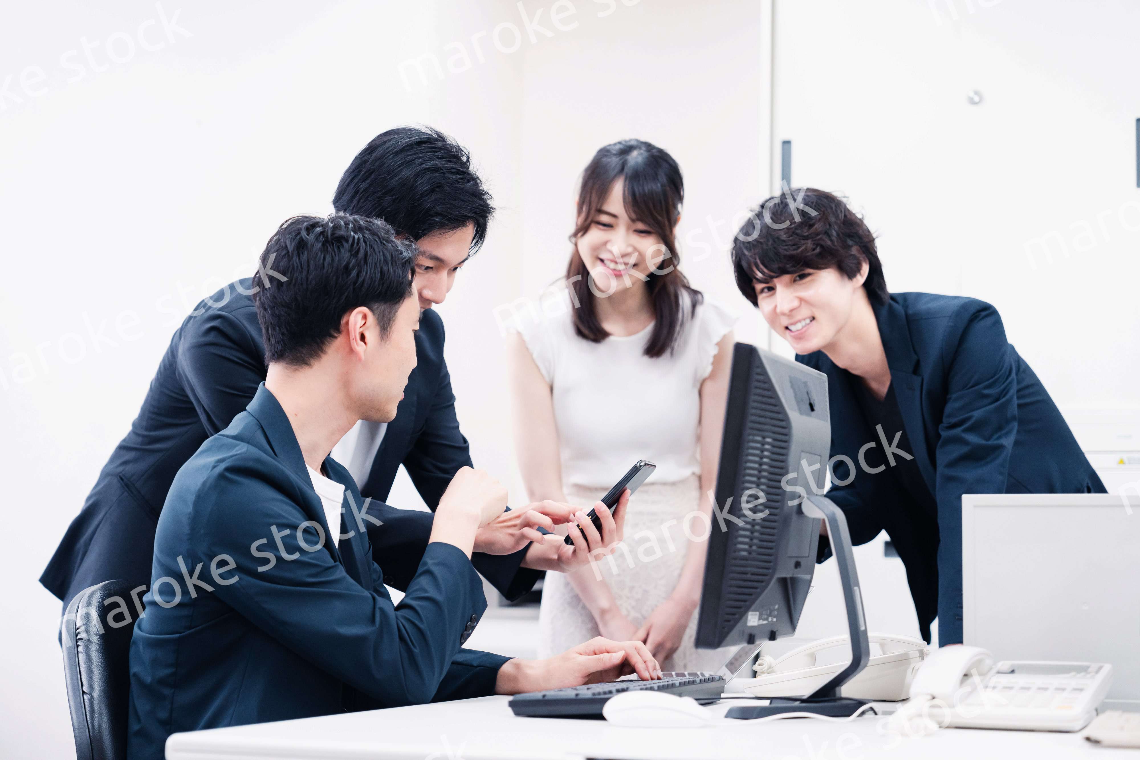 若い社員が中心で活躍するオフィス