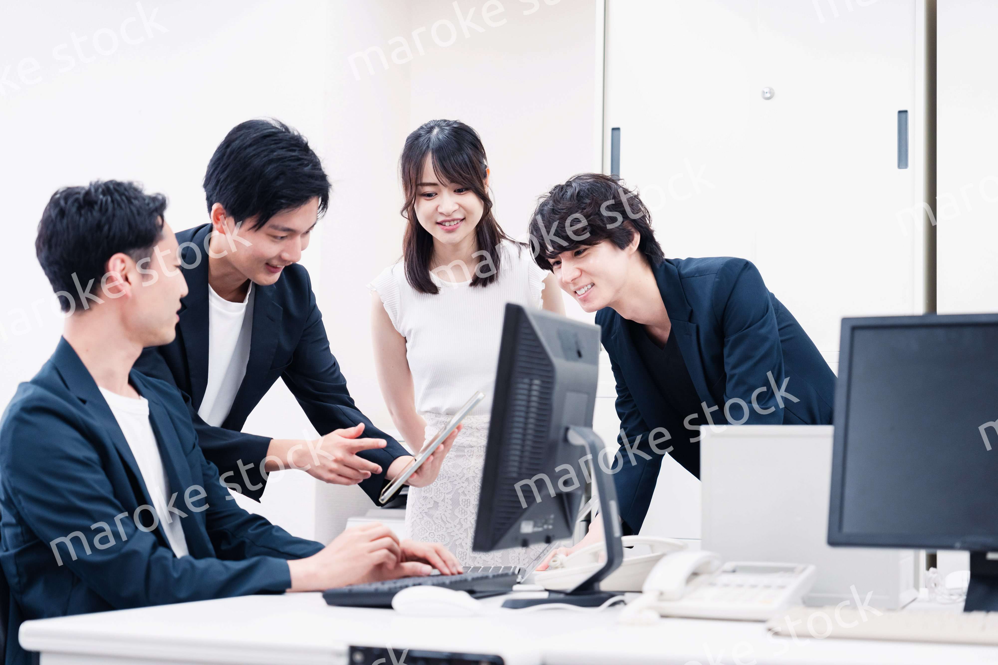 若い社員が中心で活躍するオフィス