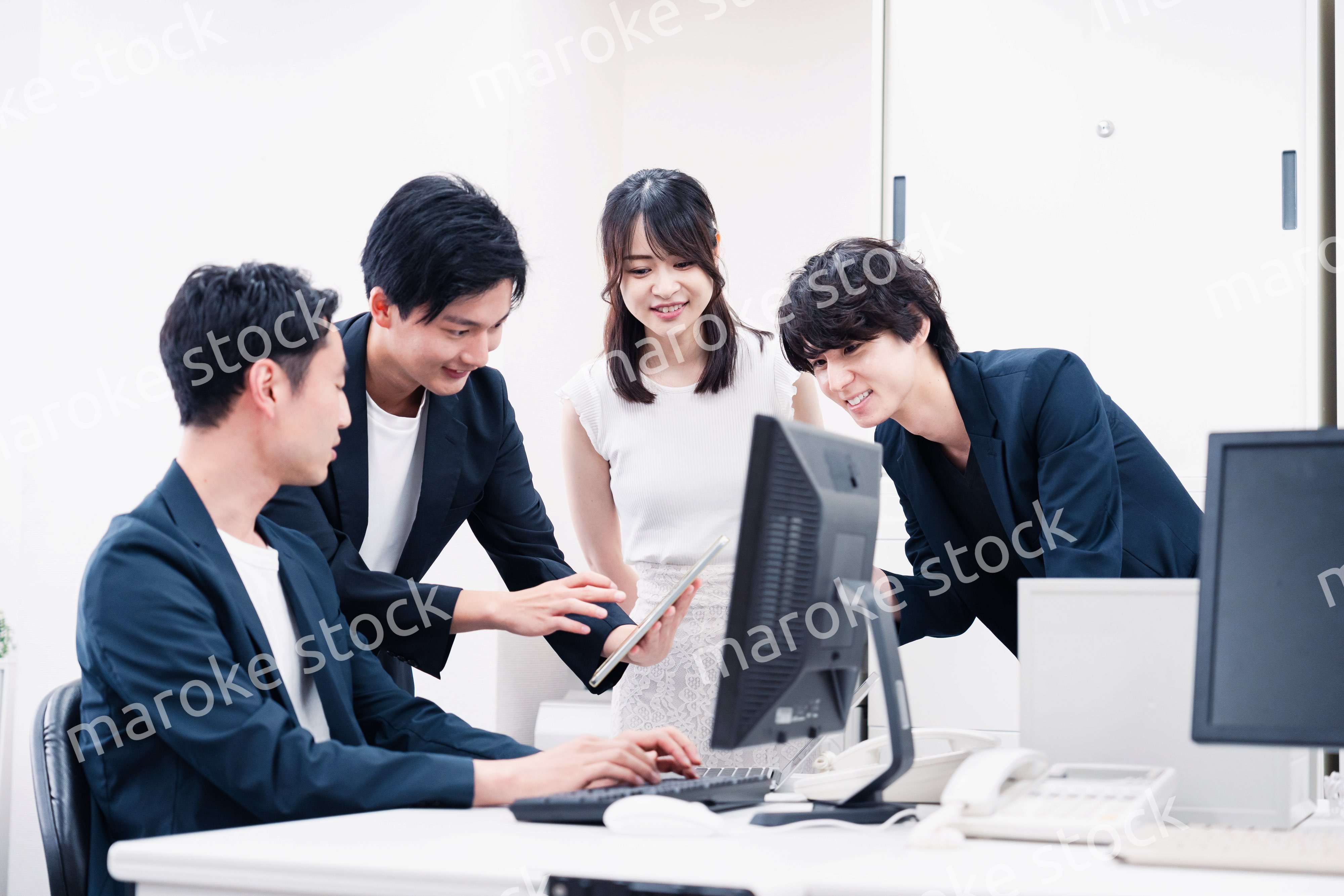 若い社員が中心で活躍するオフィス