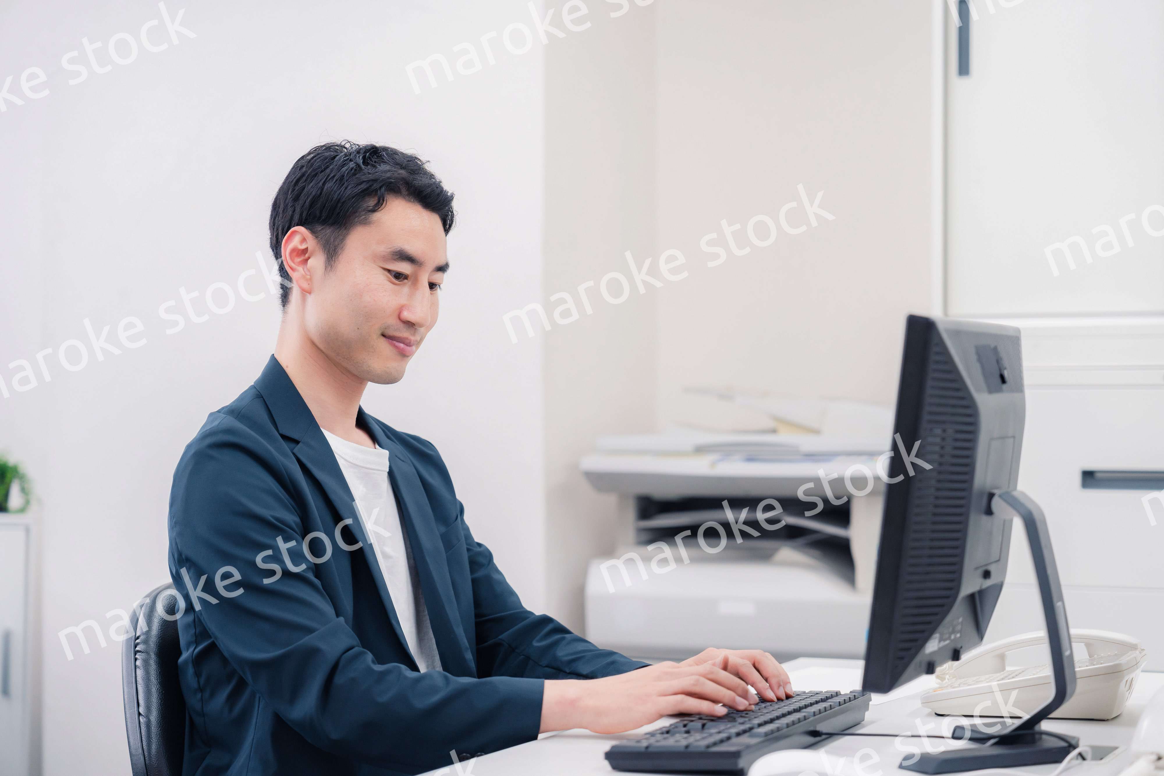 ビジネスカジュアルでオフィスで働くビジネスマン