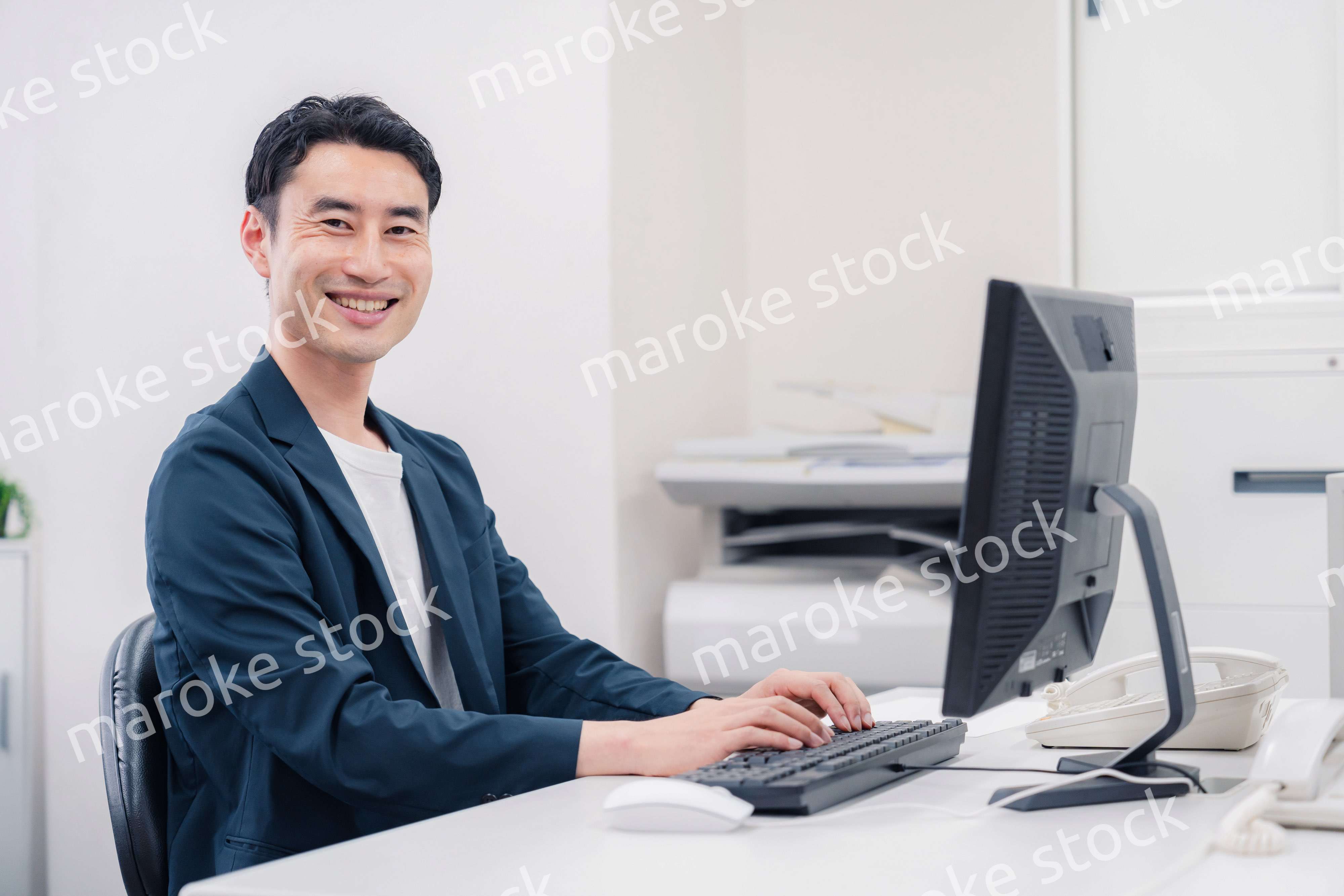 ビジネスカジュアルでオフィスで働くビジネスマン