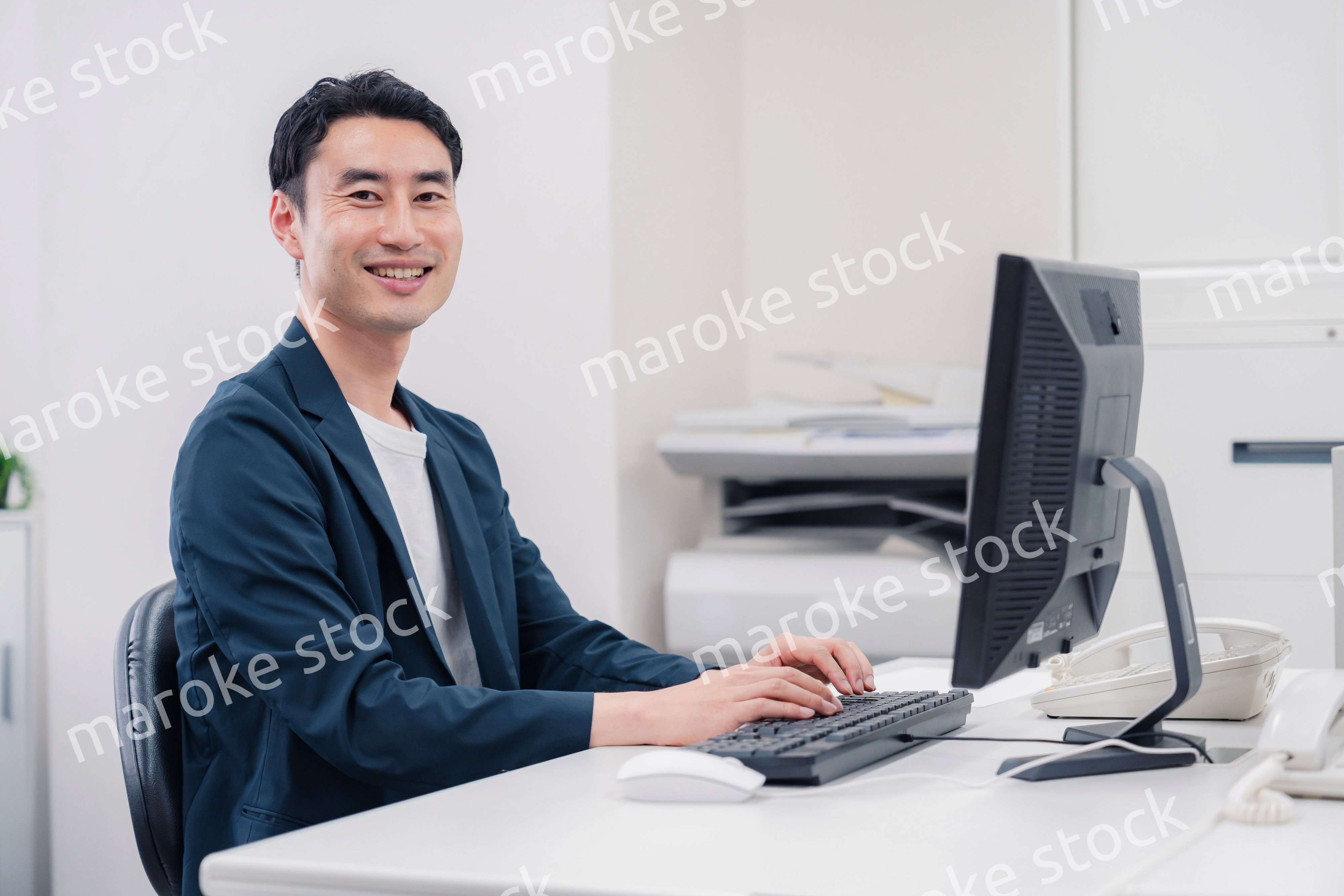 ビジネスカジュアルでオフィスで働くビジネスマン