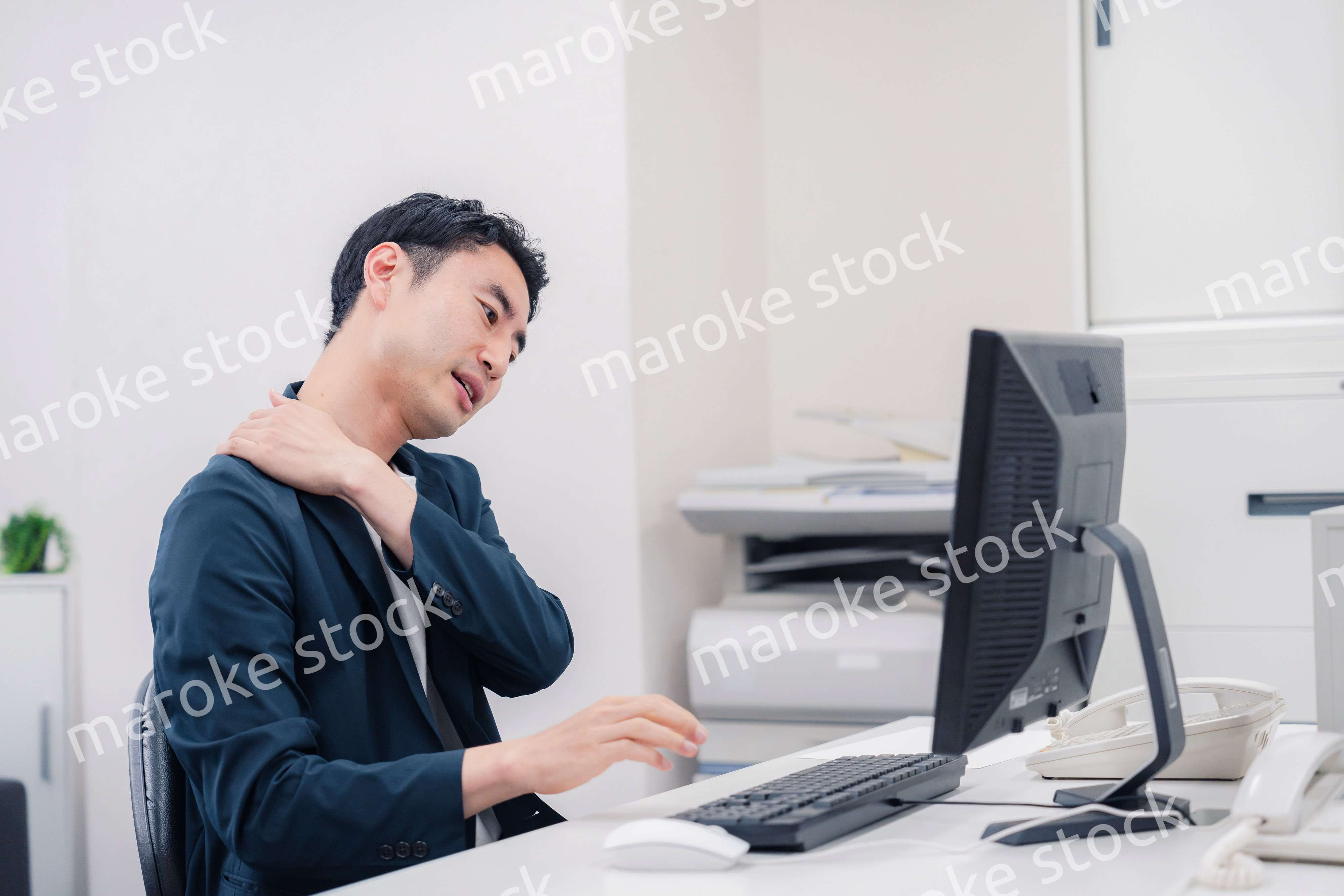 長時間労働でドライアイに苦しむビジネスマン