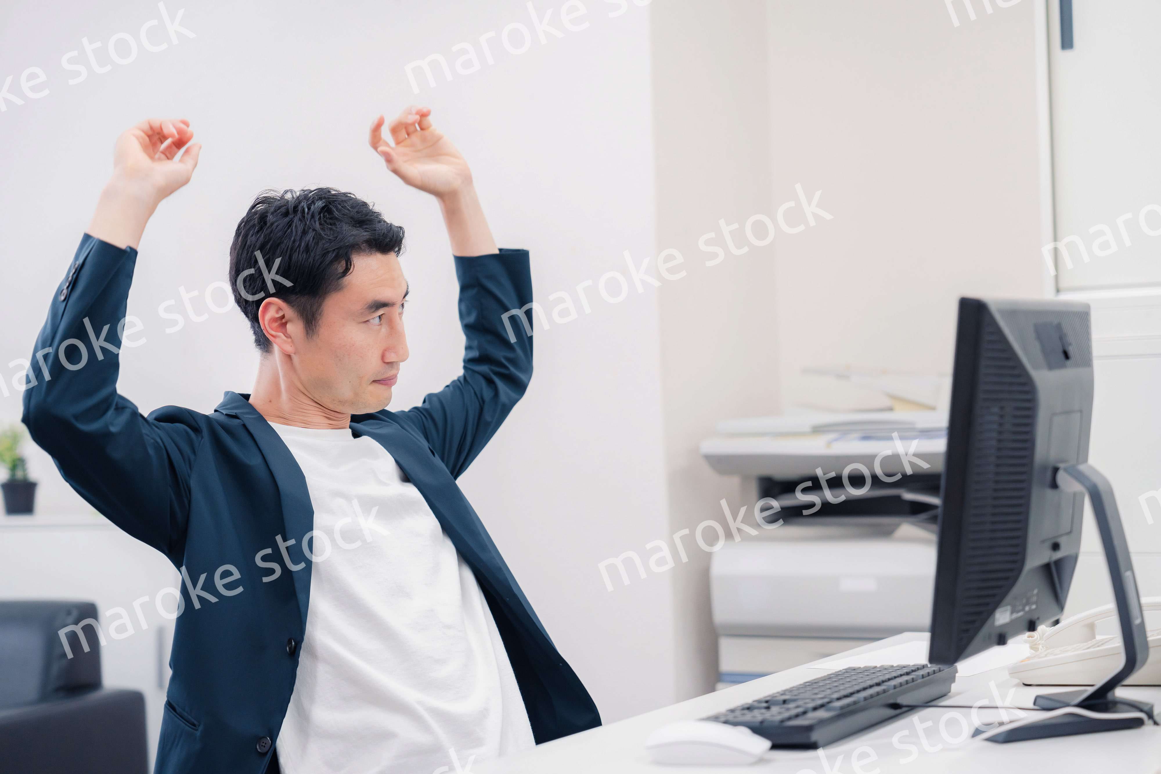 疲れて伸びをするビジネスマン