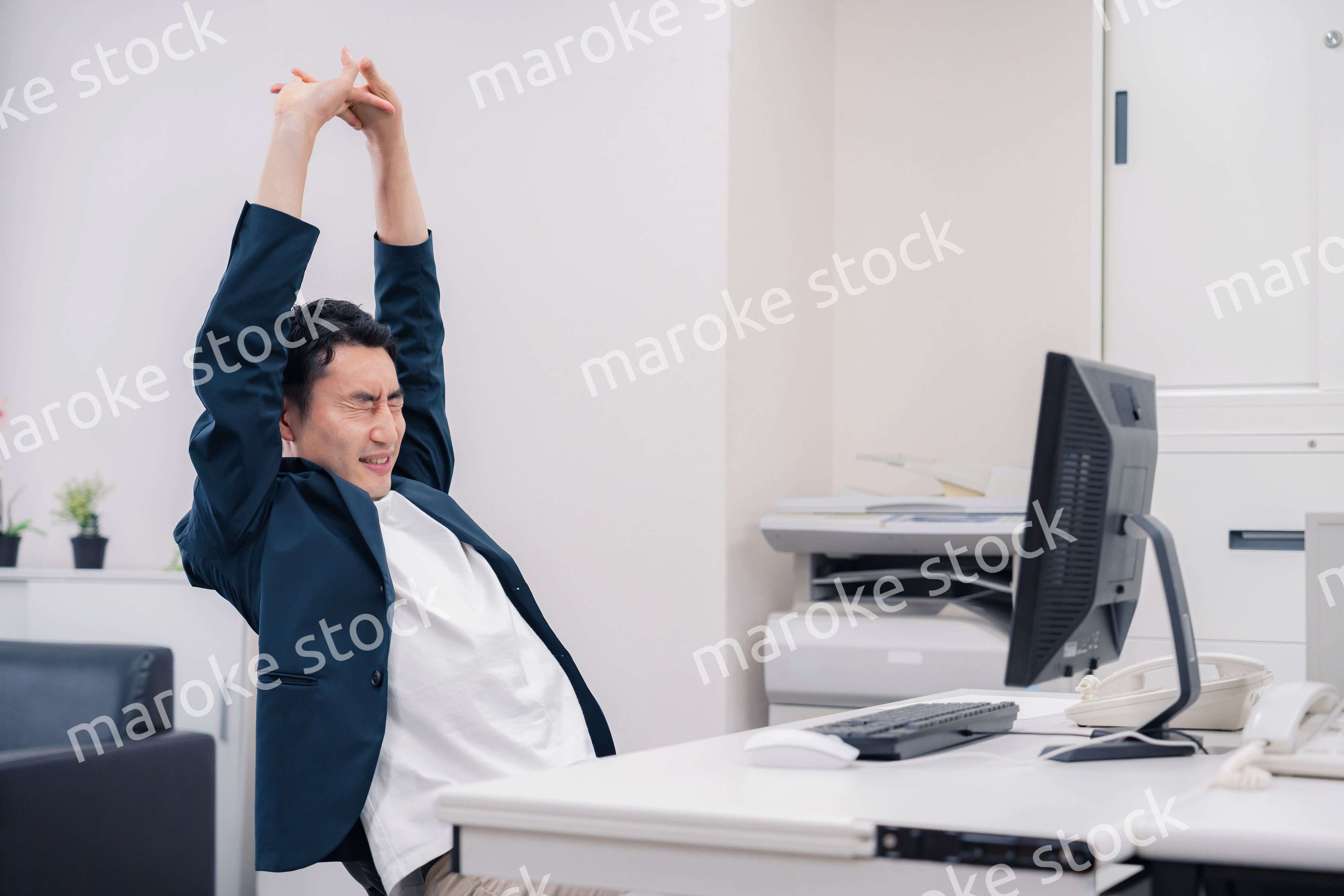 疲れて伸びをするビジネスマン