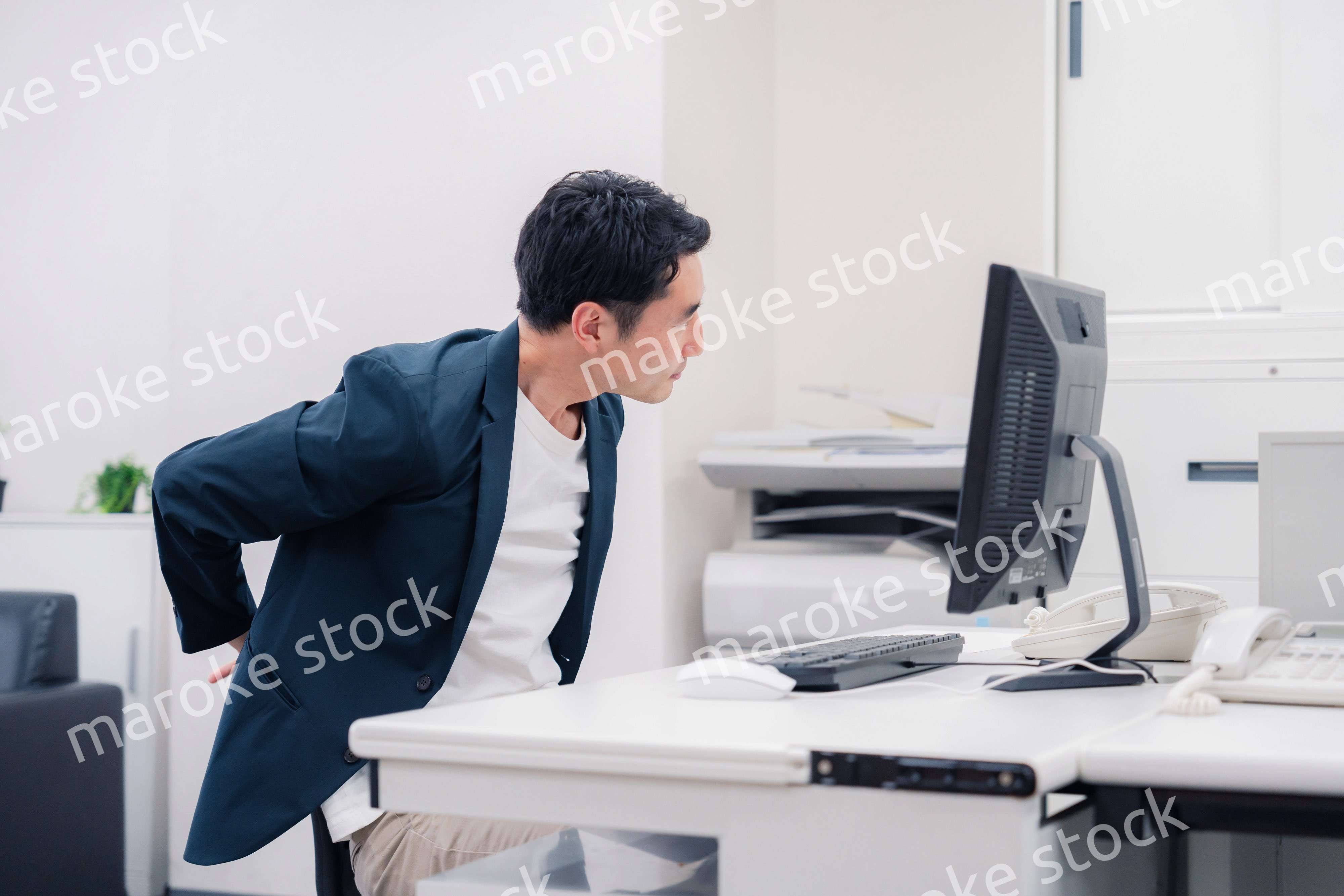 長時間労働でドライアイに苦しむビジネスマン