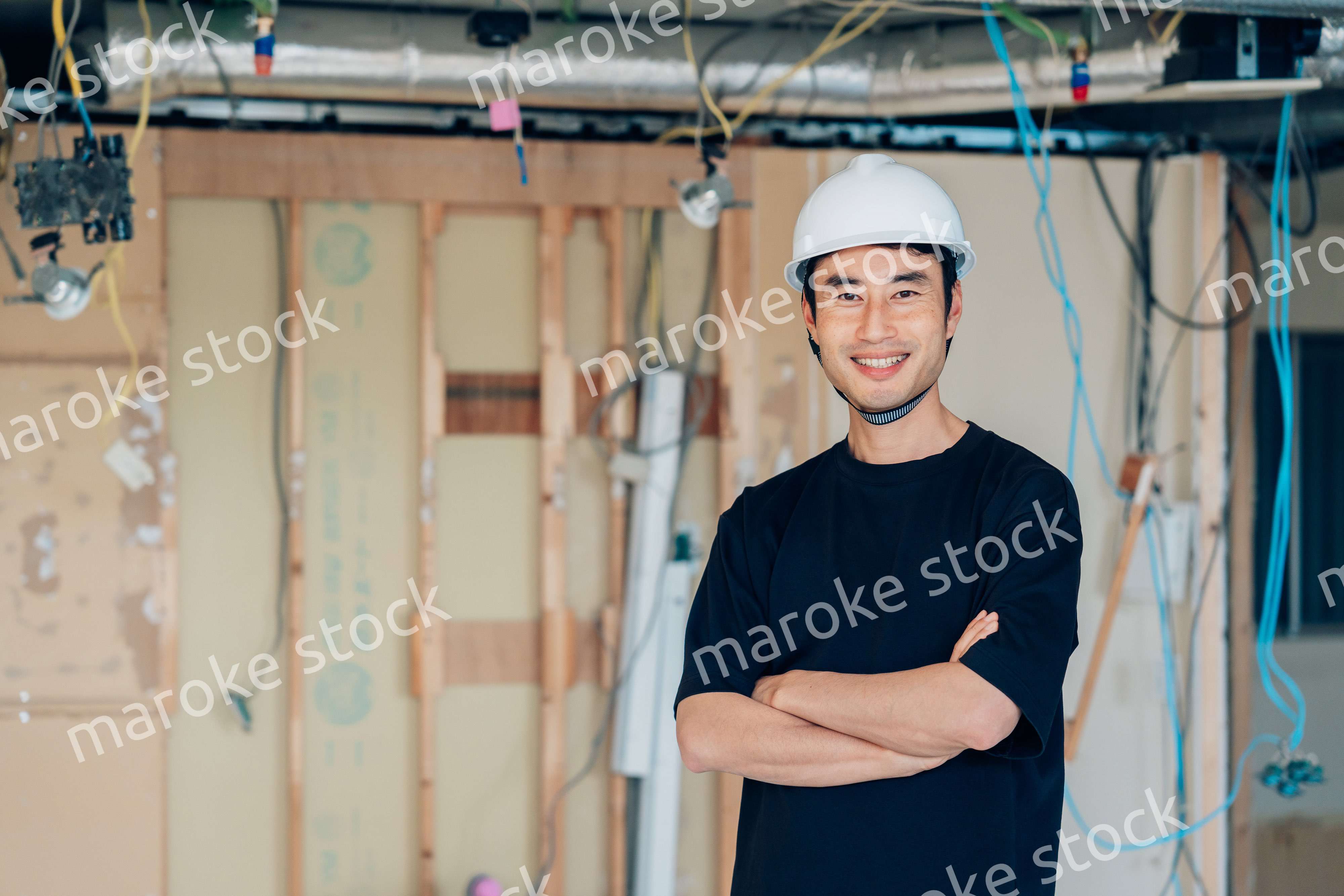 建築現場で腕を組む現場監督