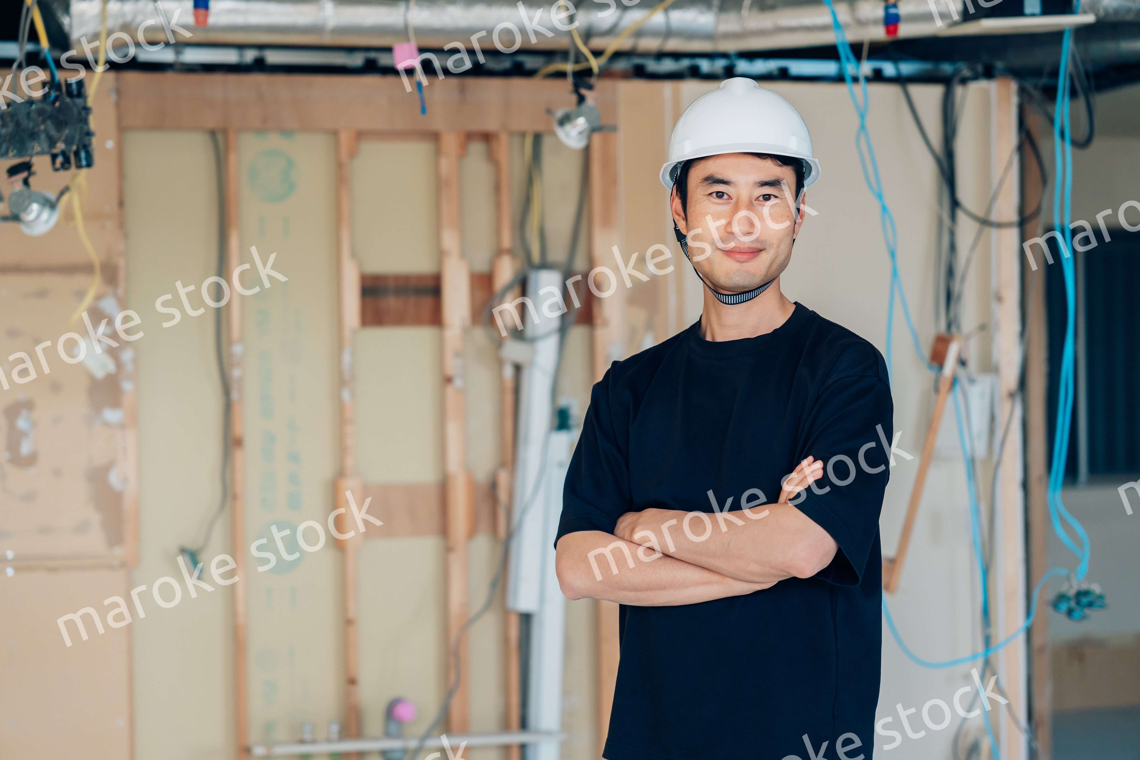 建築現場で腕を組む現場監督