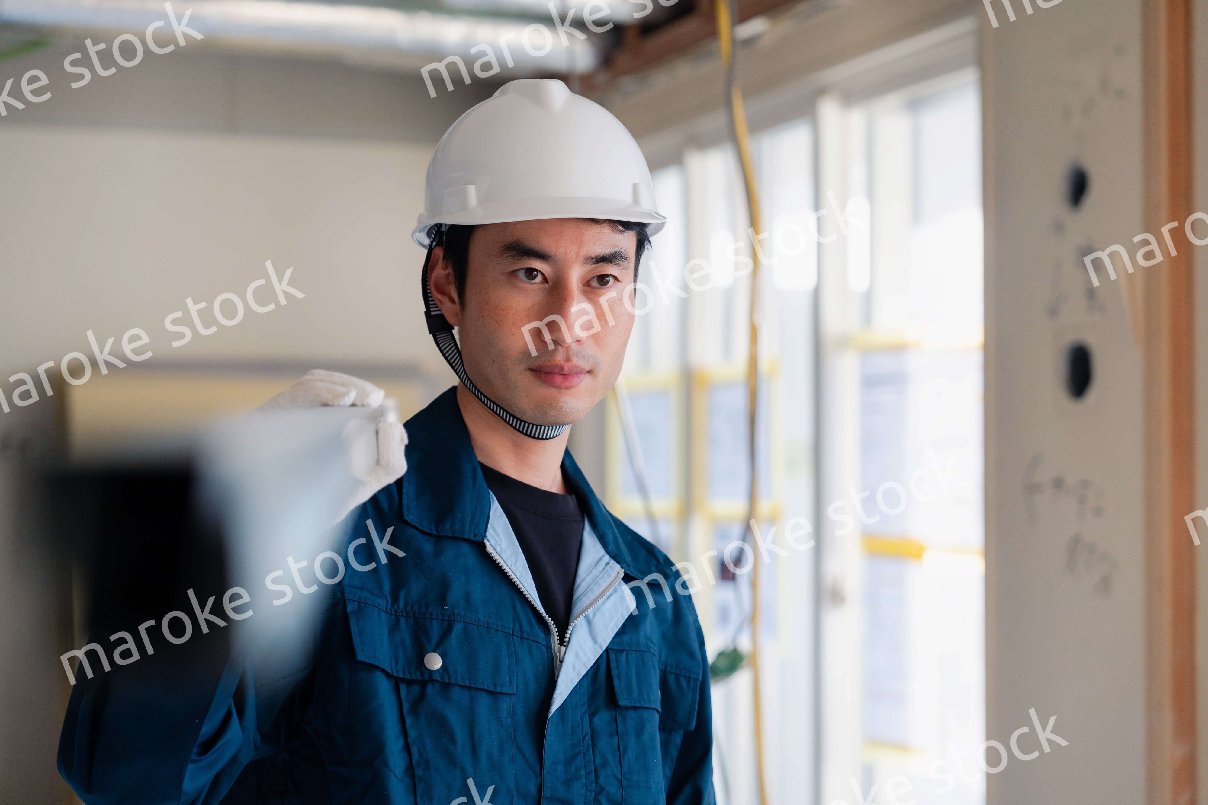 現場に資材を搬入する大工さん