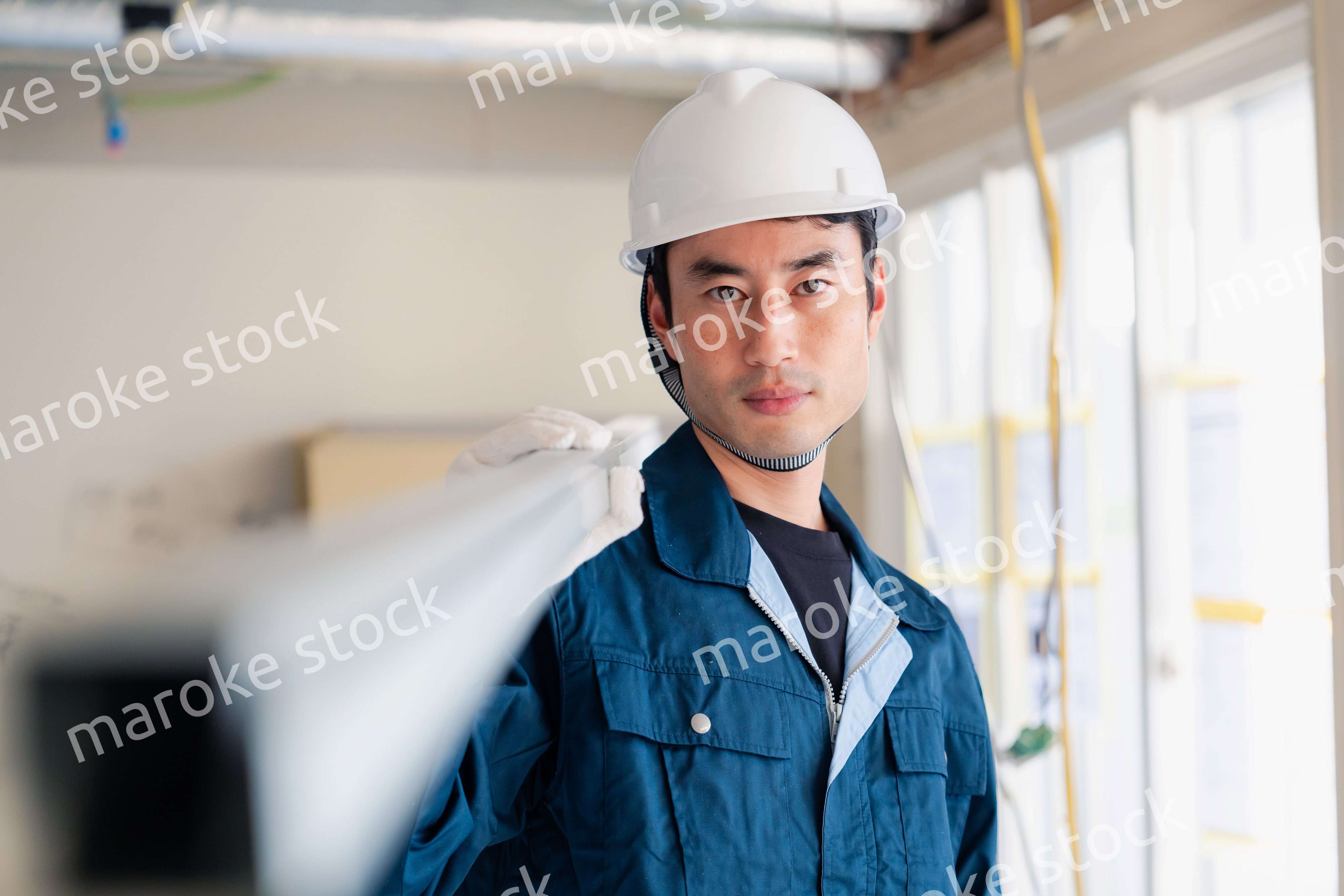 現場に資材を搬入する大工さん