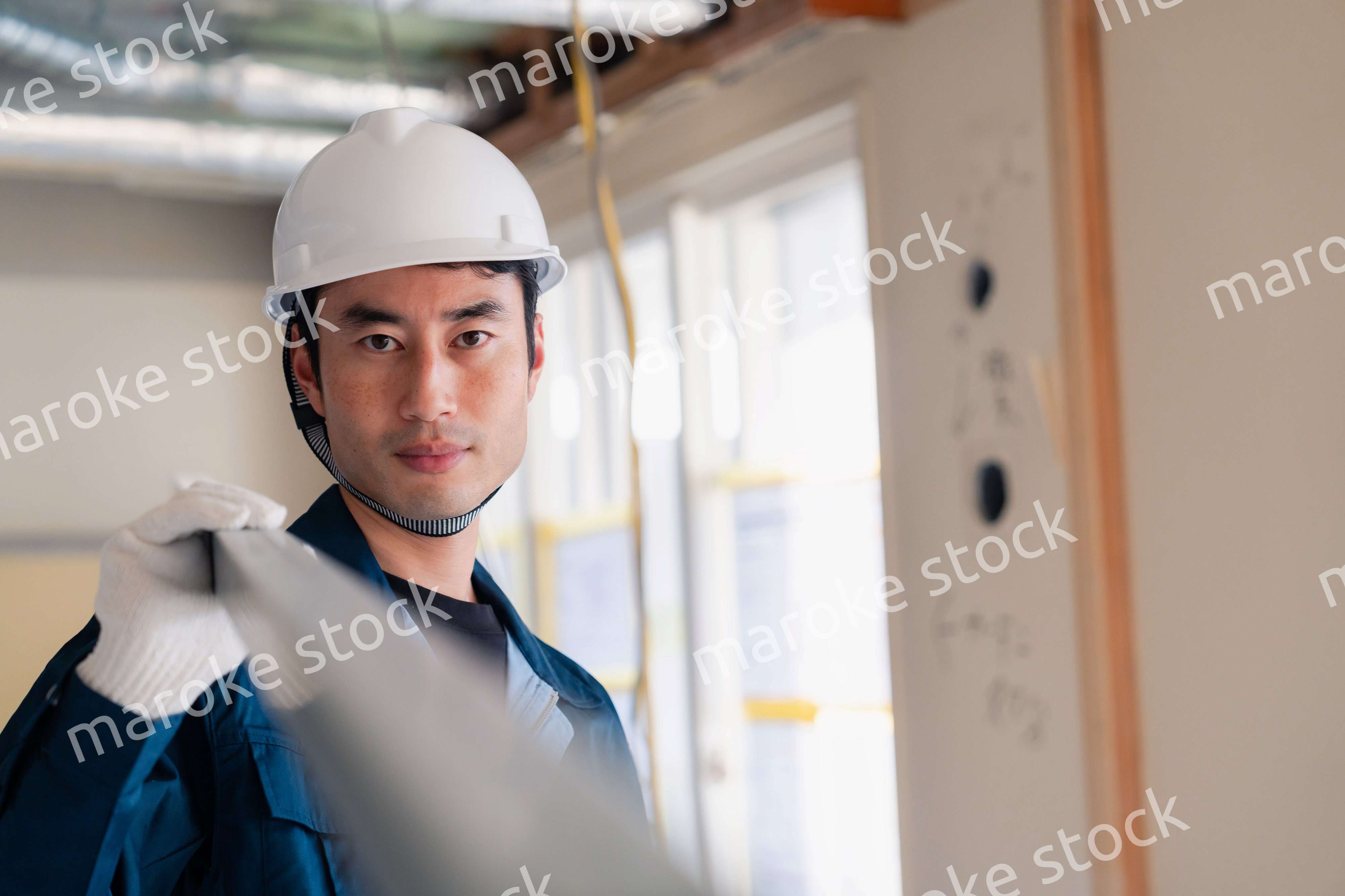 現場に資材を搬入する大工さん