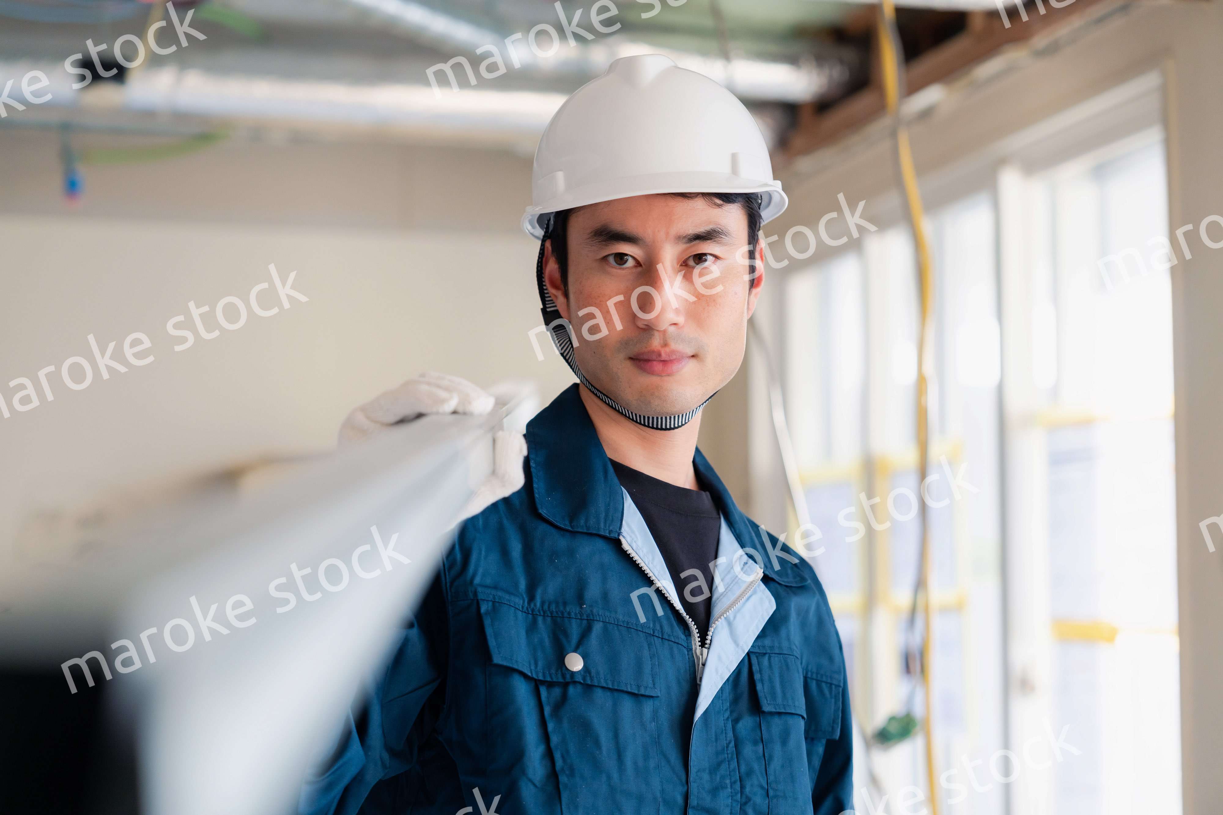 現場に資材を搬入する大工さん