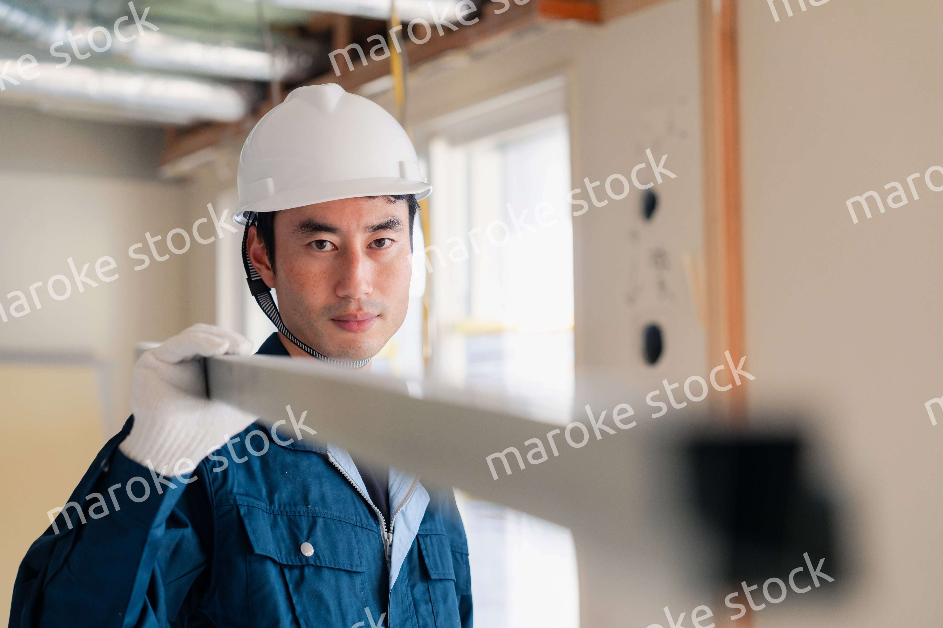 現場に資材を搬入する大工さん