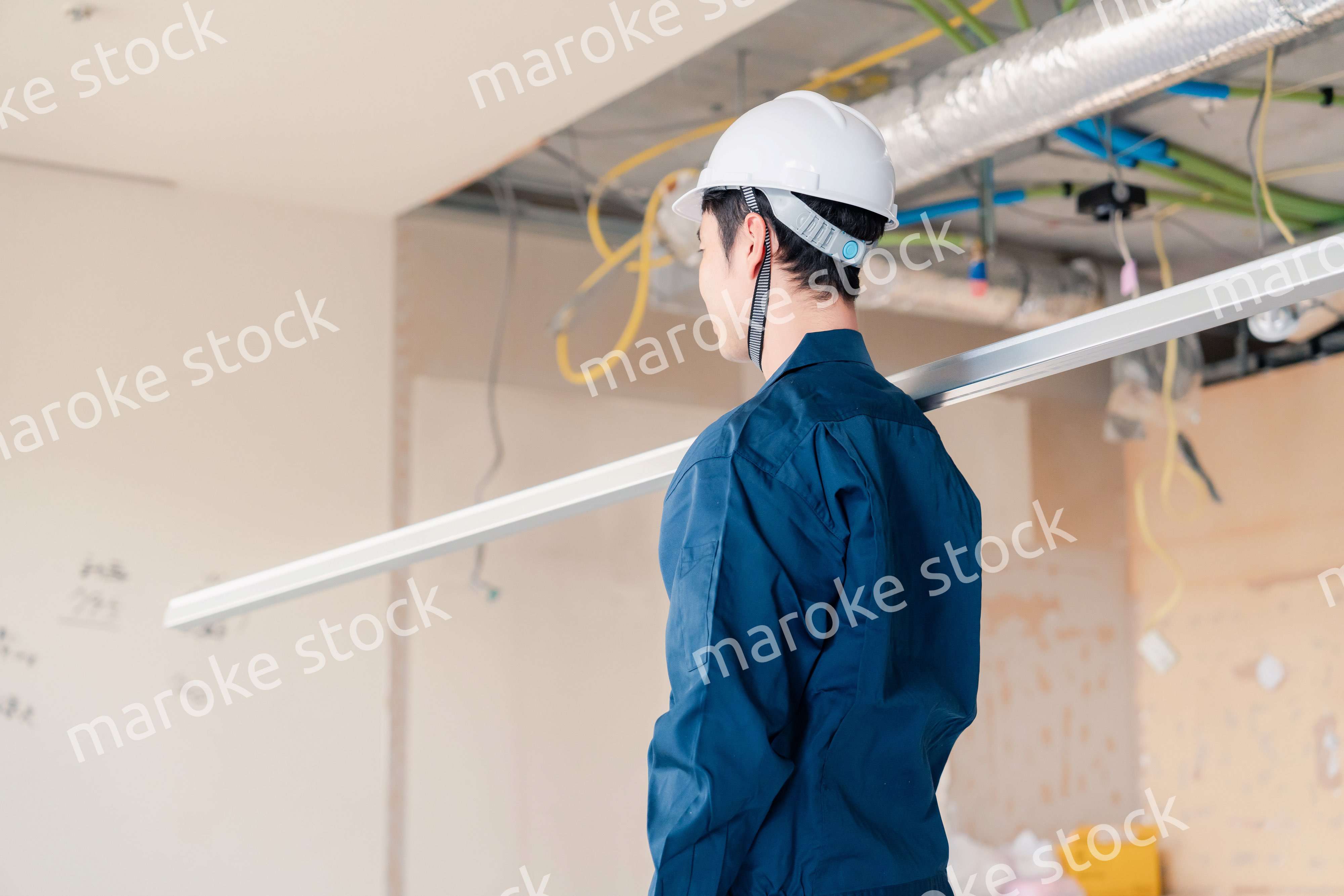 現場に資材を搬入する大工さん