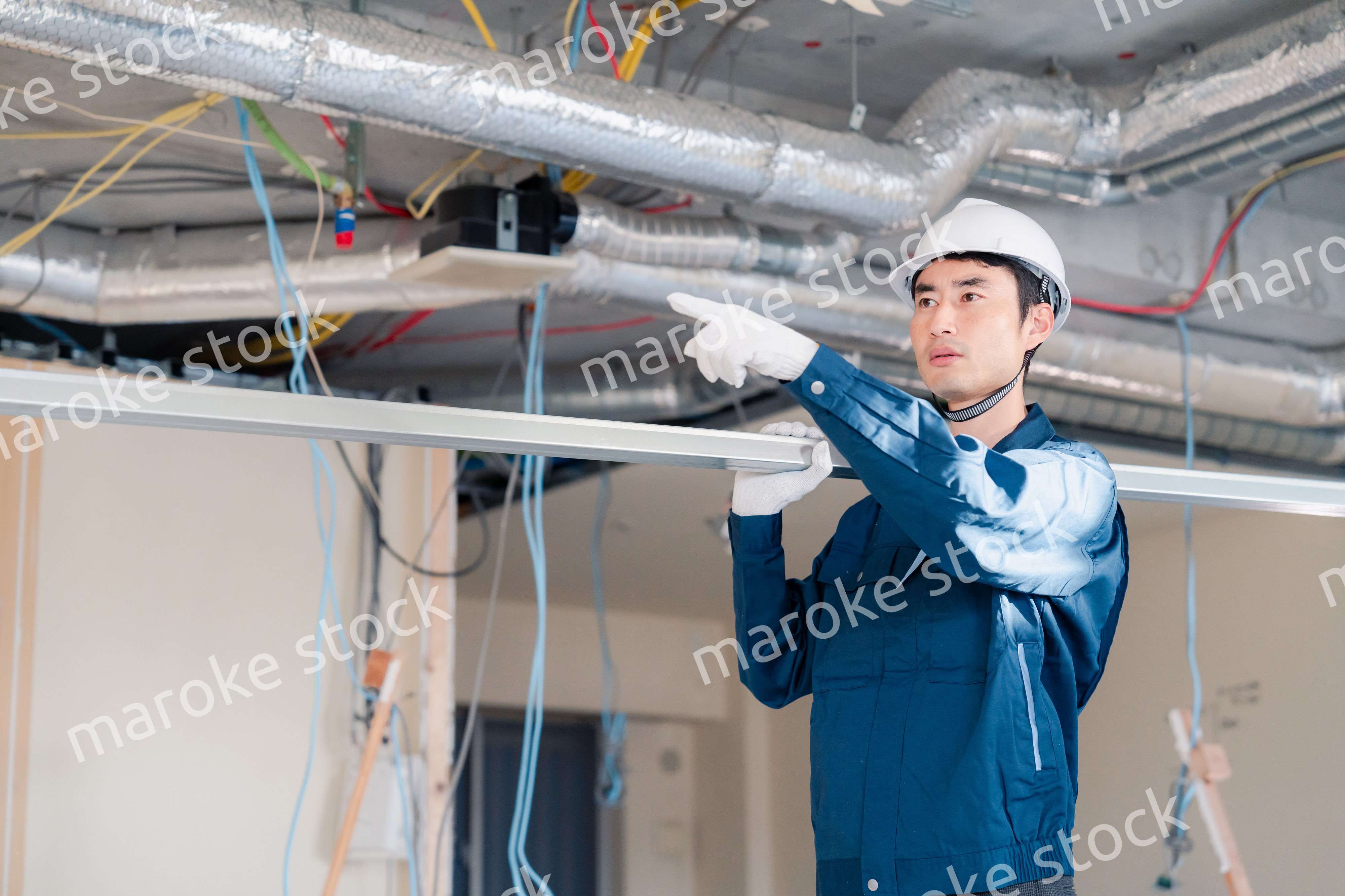 現場に資材を搬入する大工さん