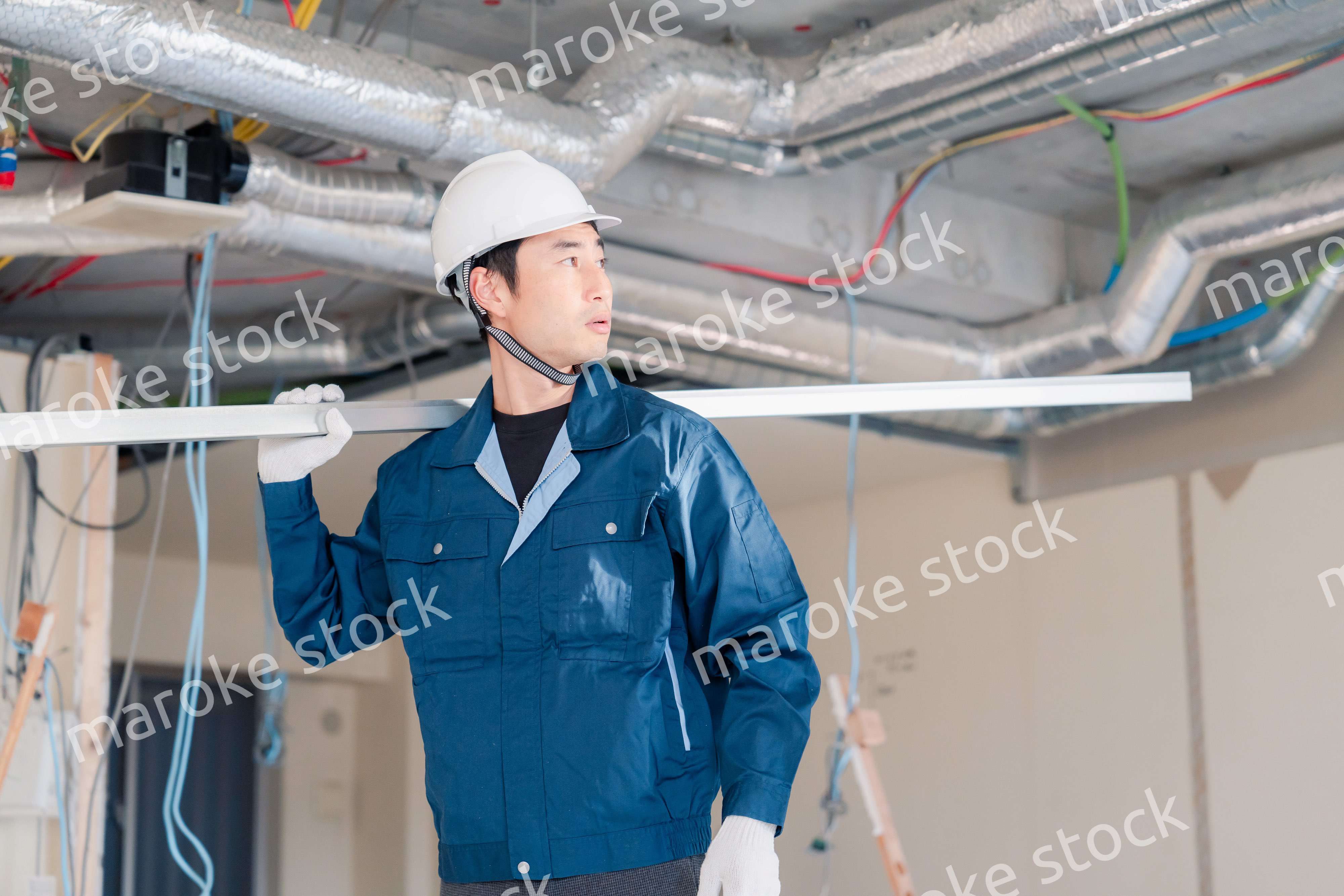 現場に資材を搬入する大工さん