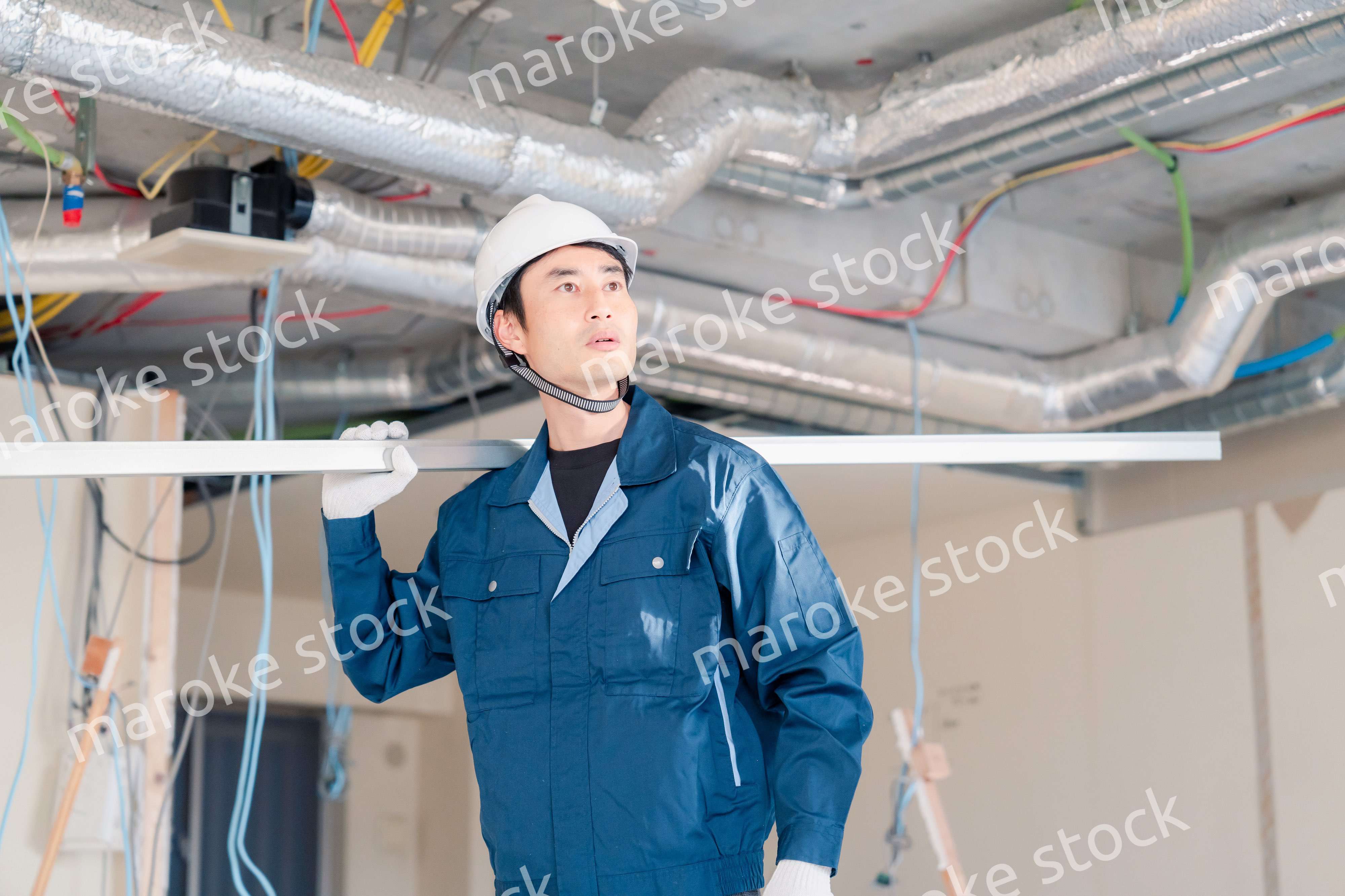 現場に資材を搬入する大工さん