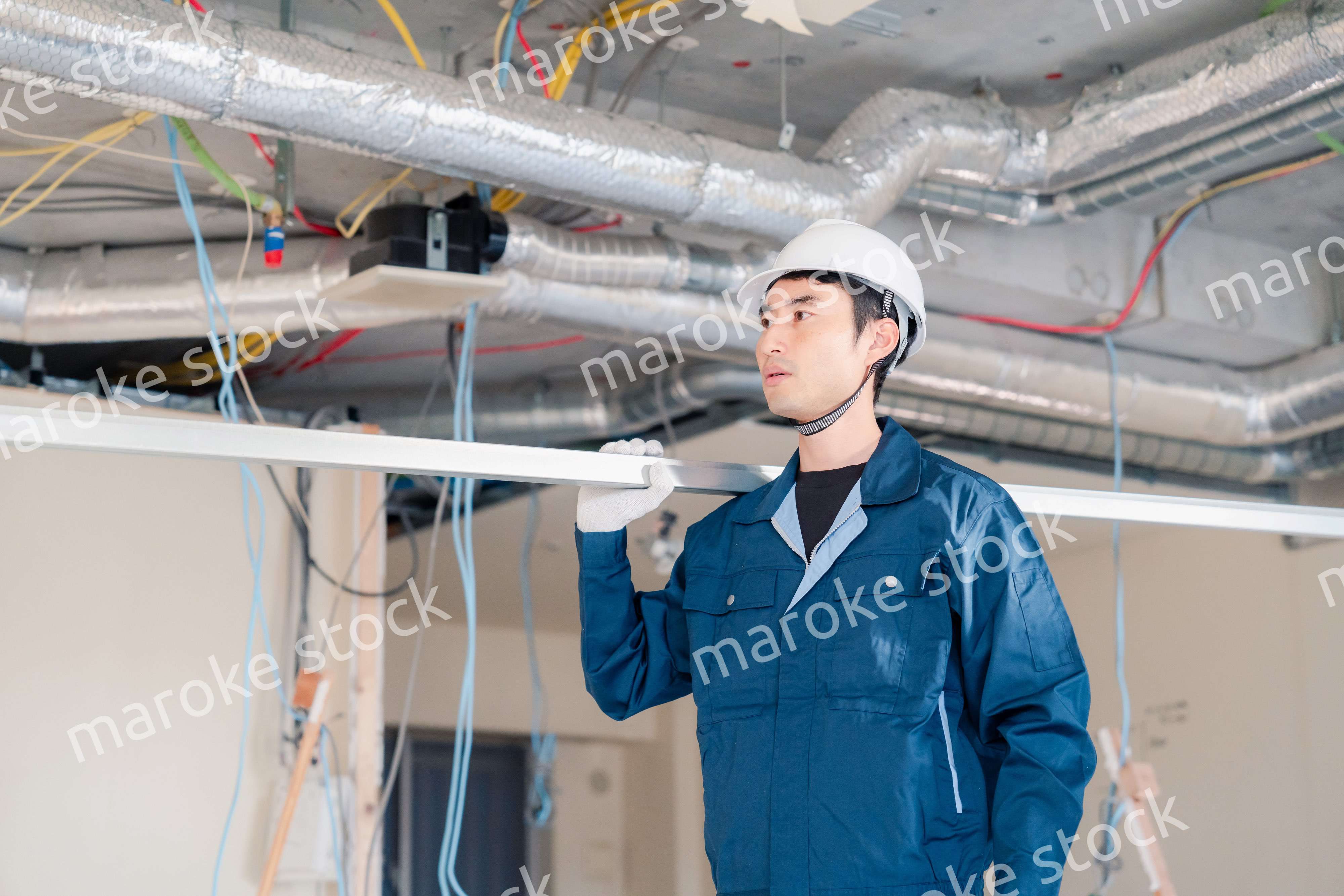 現場に資材を搬入する大工さん