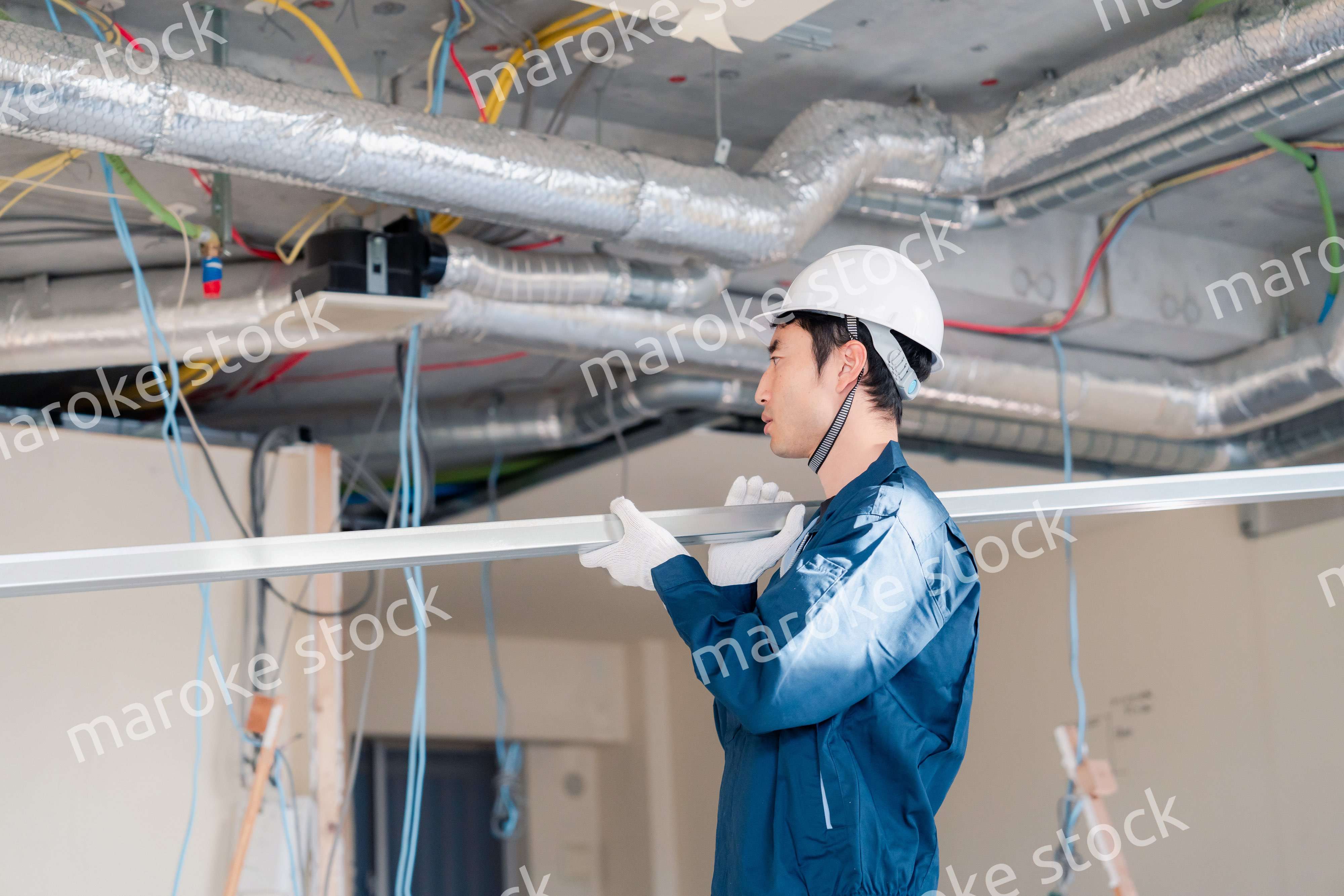 現場に資材を搬入する大工さん