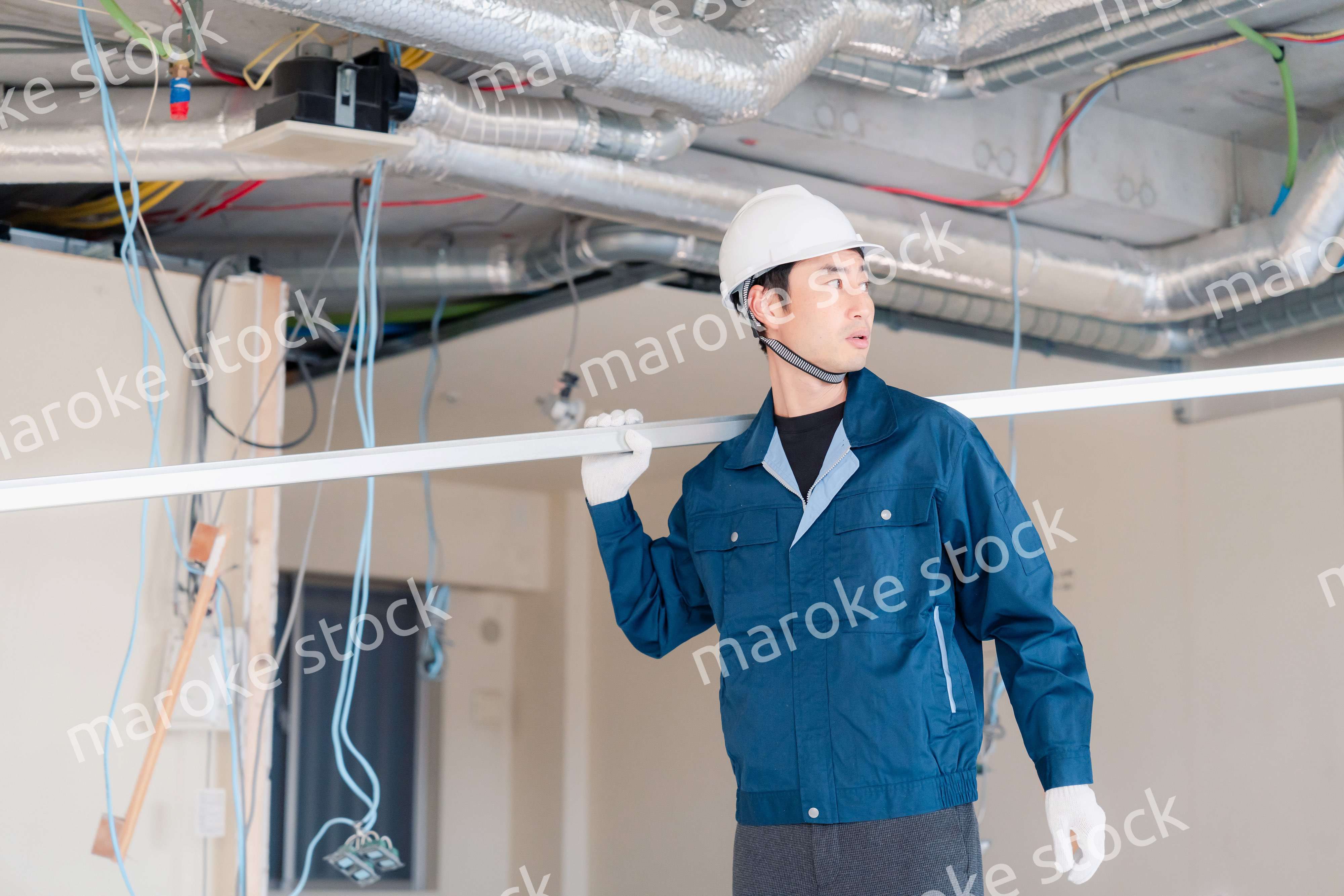 現場に資材を搬入する大工さん