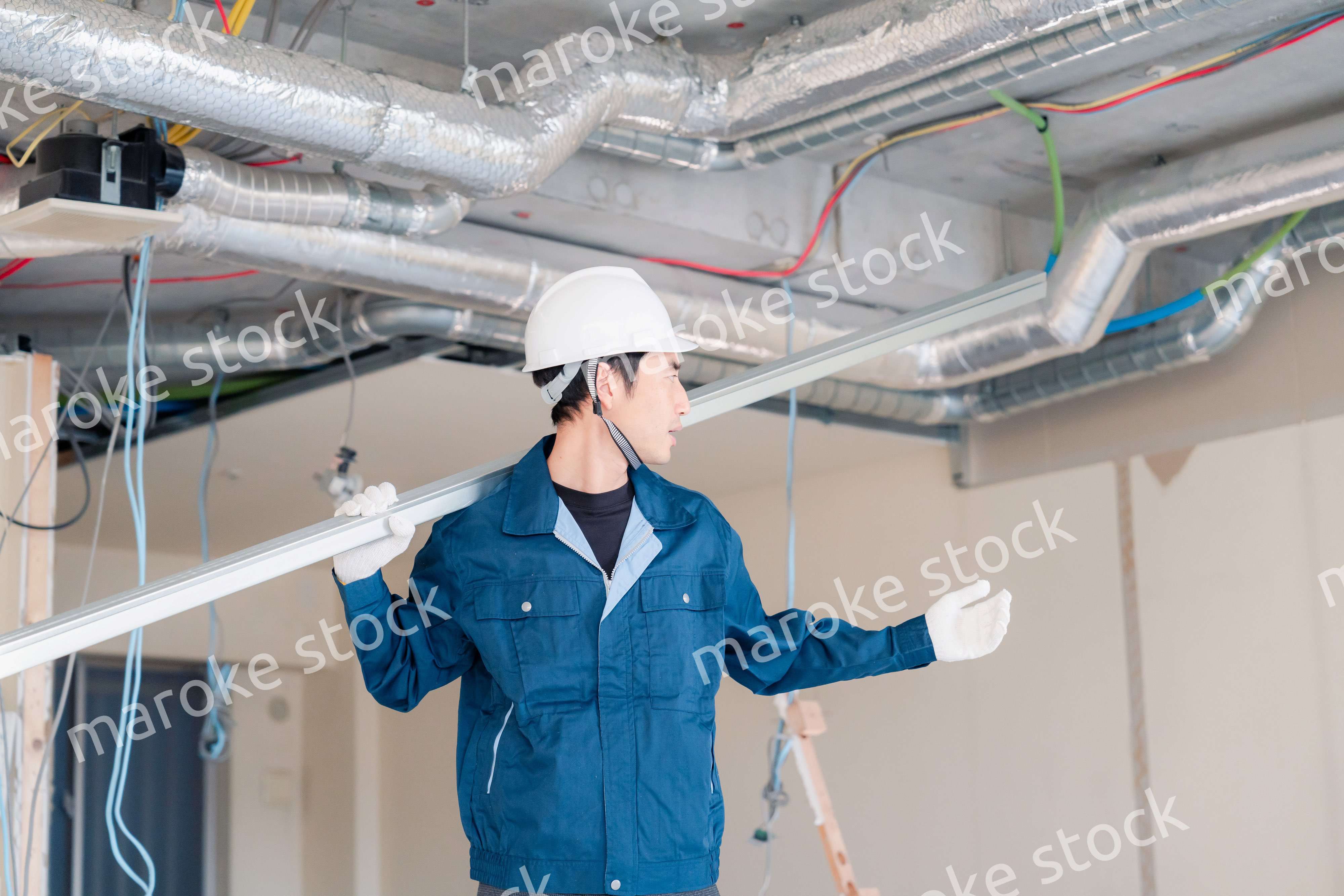 現場に資材を搬入する大工さん