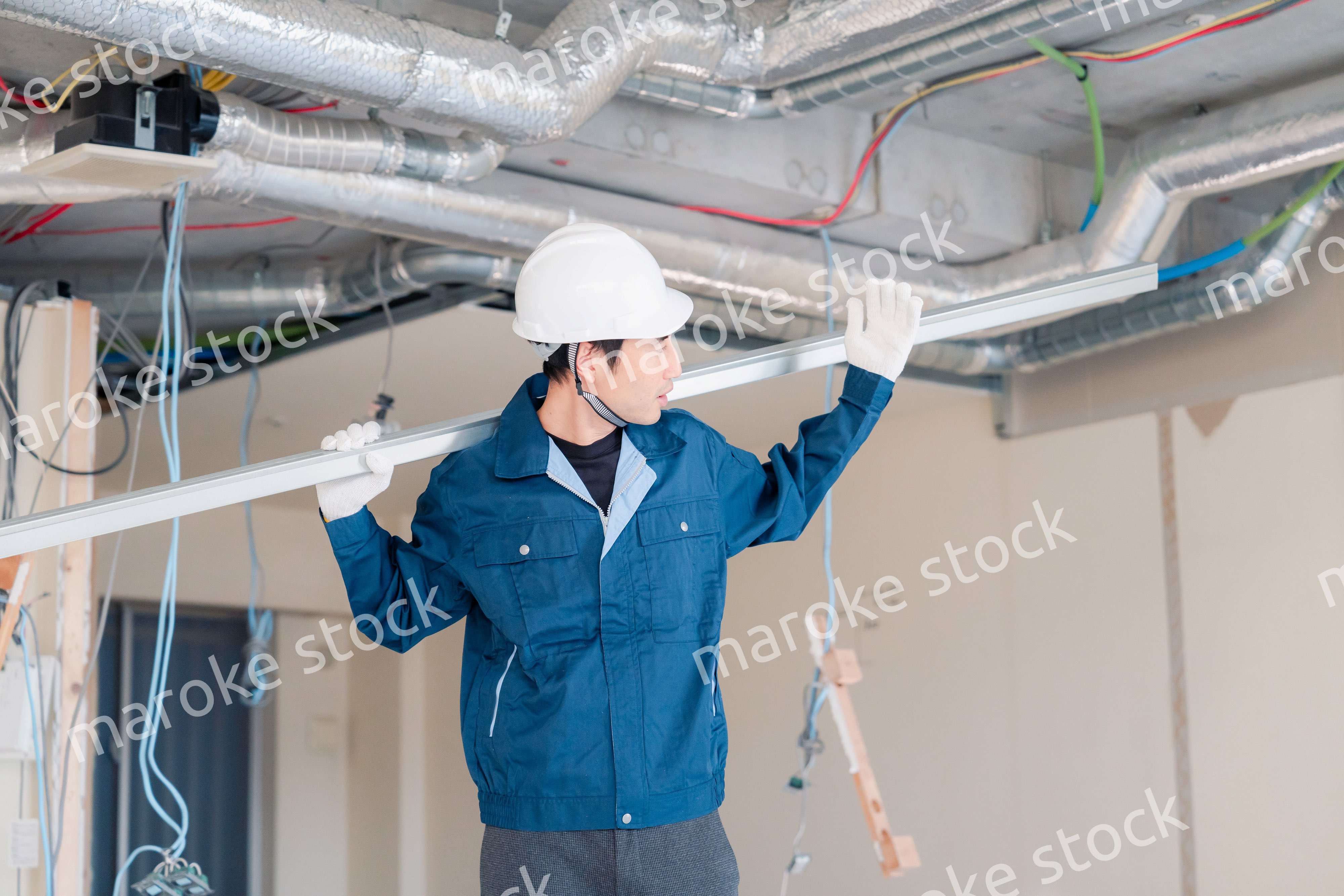 現場に資材を搬入する大工さん