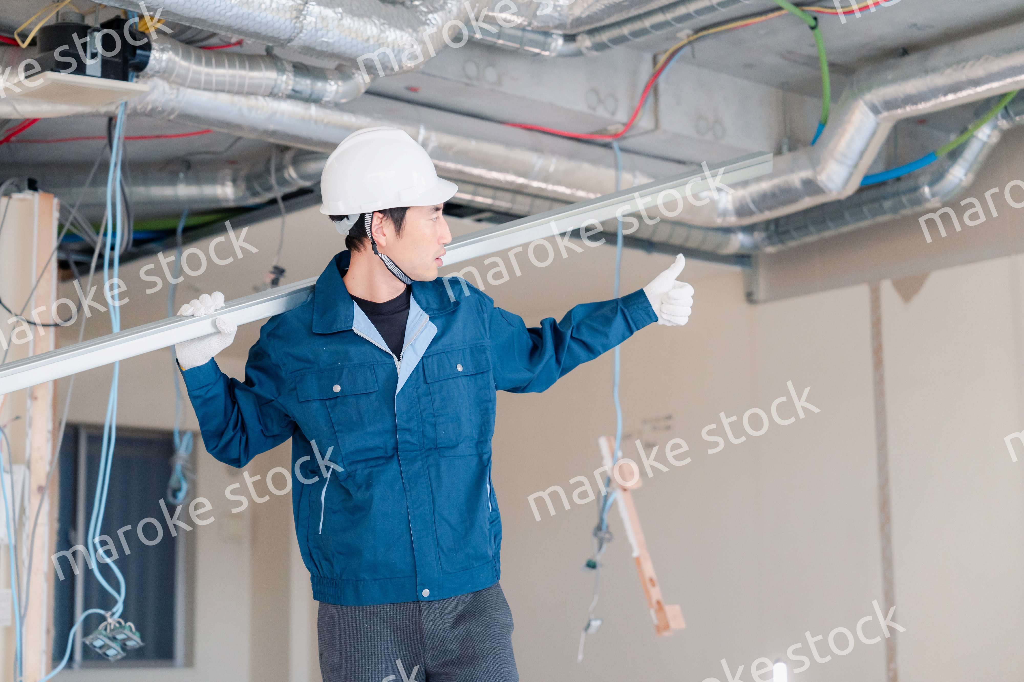 現場に資材を搬入する大工さん