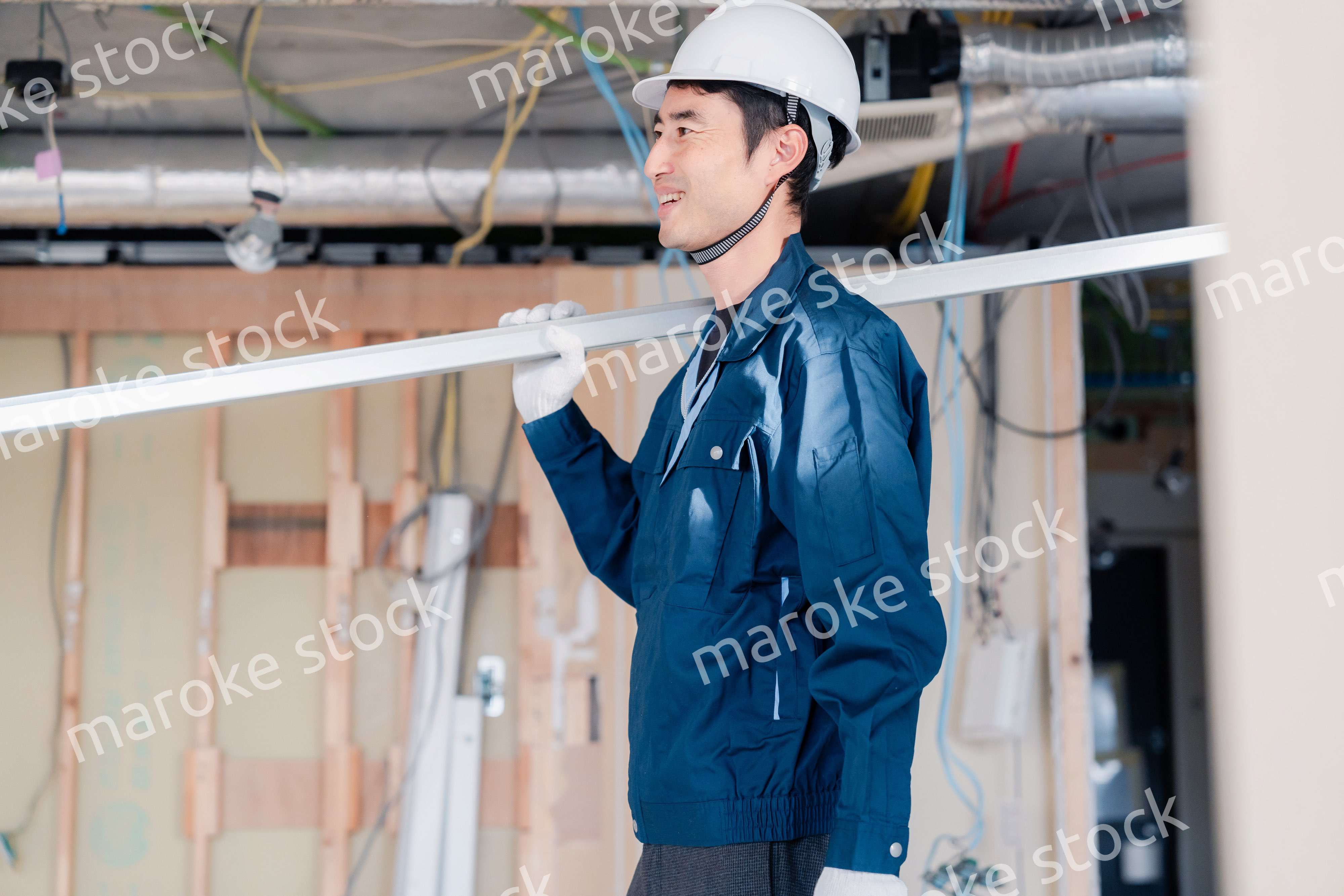 現場に資材を搬入する大工さん